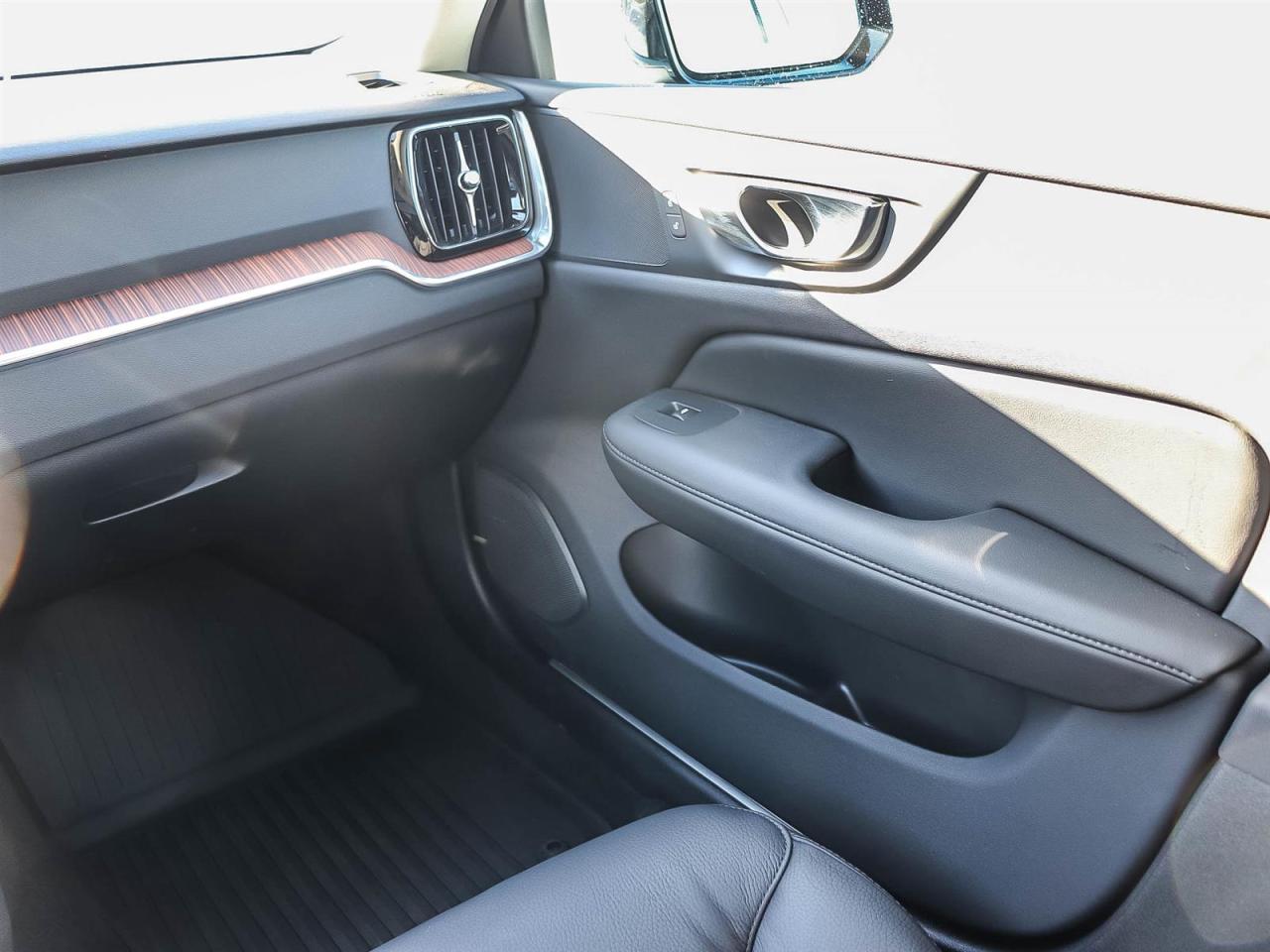 2025 Volvo V60 Plus Photo