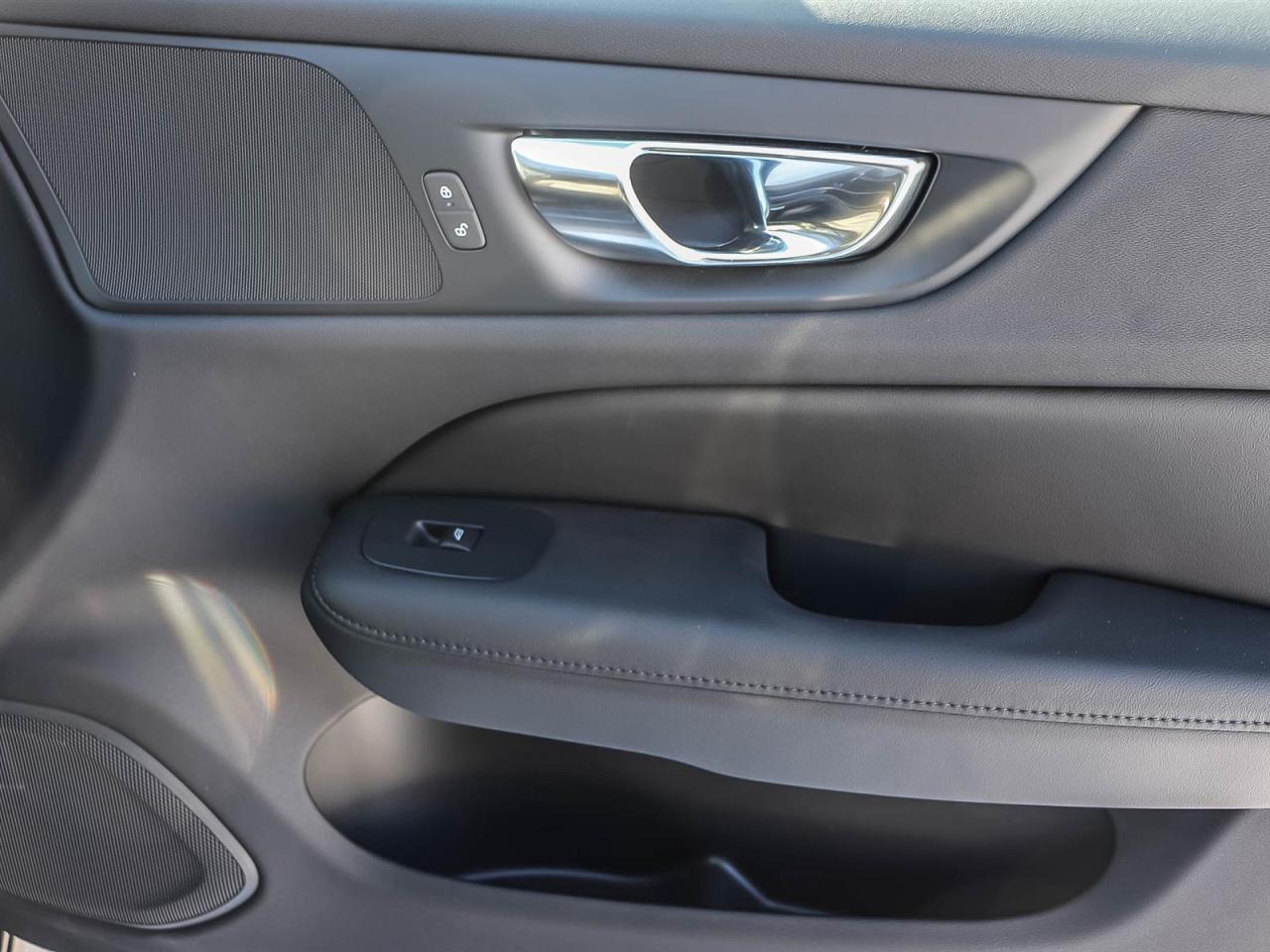 2025 Volvo V60 Plus Photo