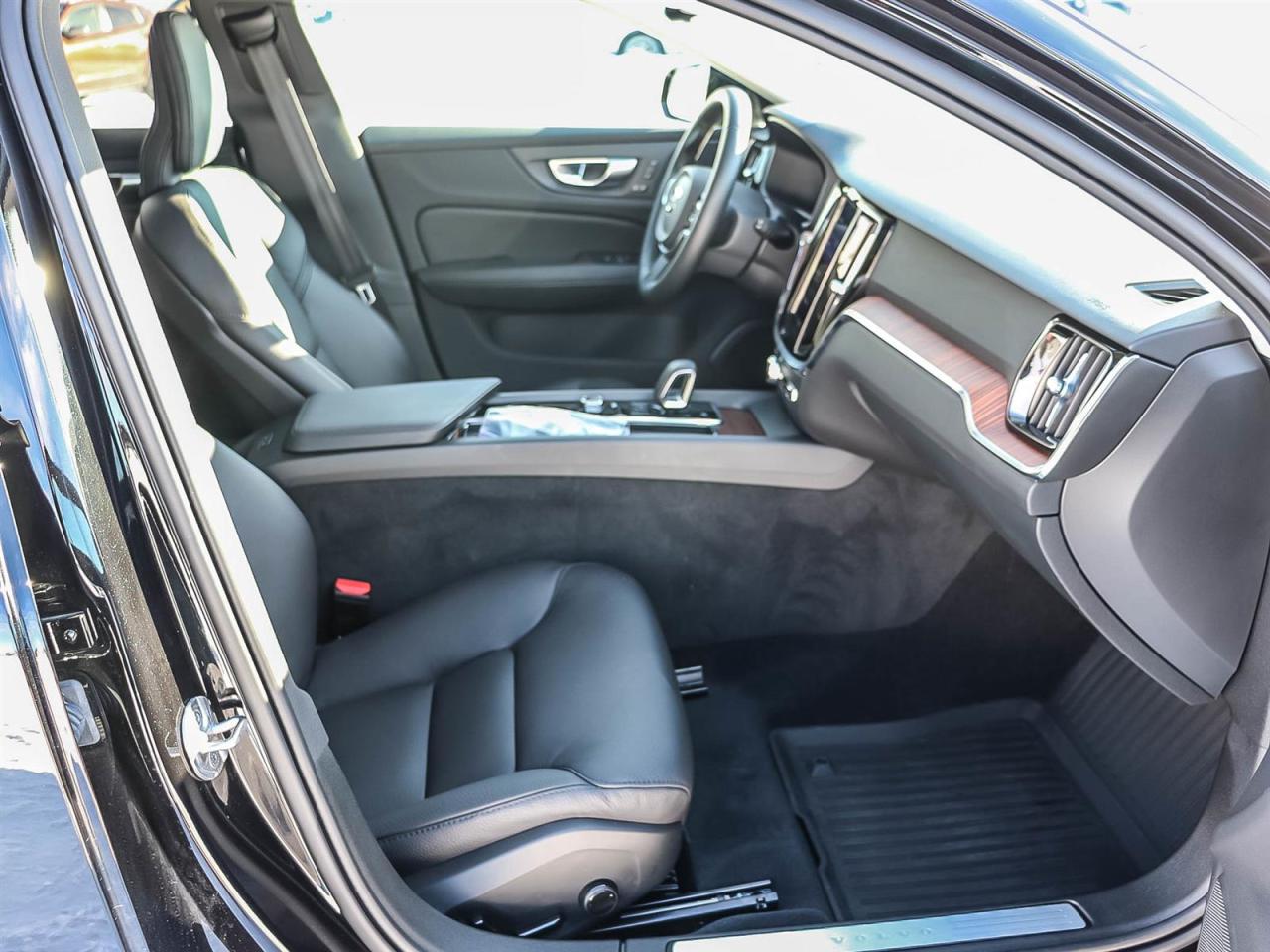 2025 Volvo V60 Plus Photo