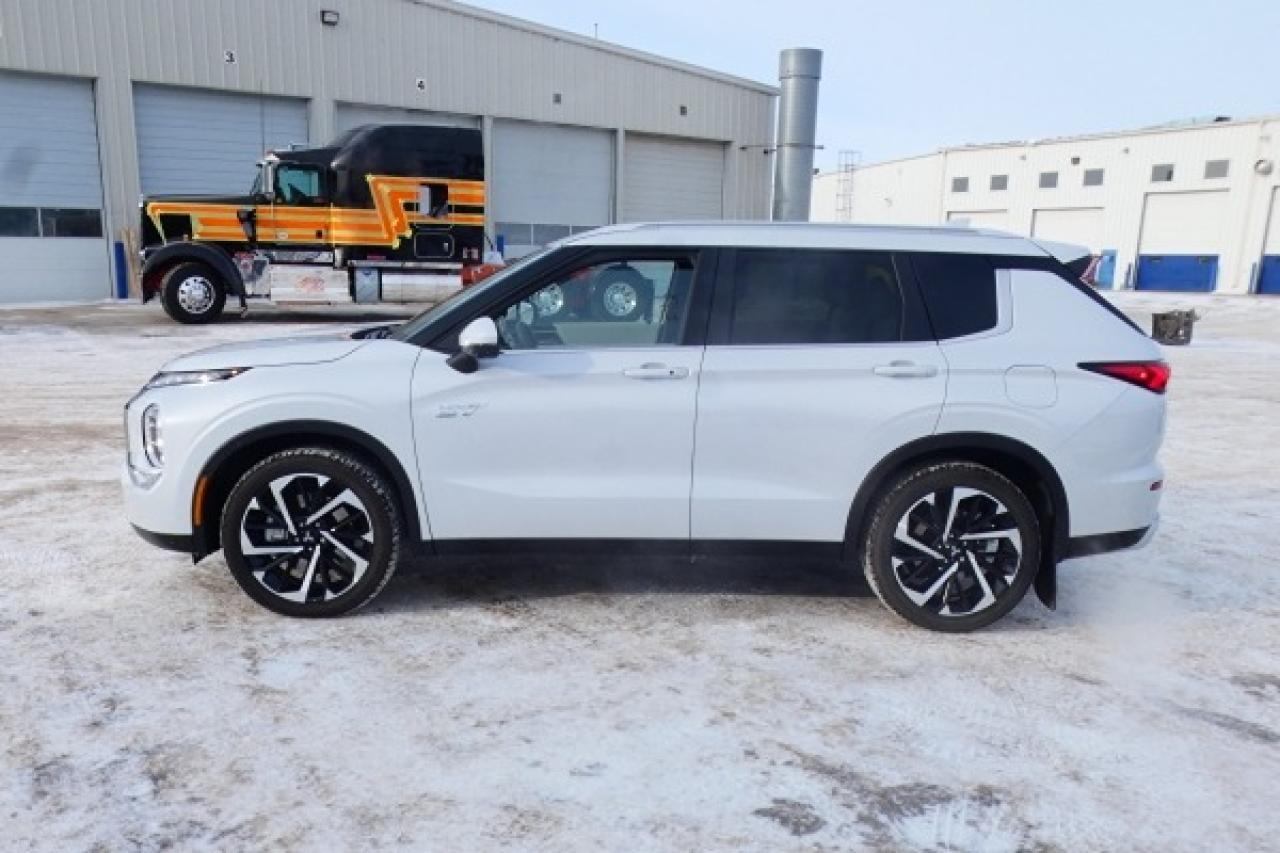 2025 Mitsubishi Outlander S-AWC PHEV (HYBRID) w/Htd L, pano S/R, NAV, BUC - Photo #1