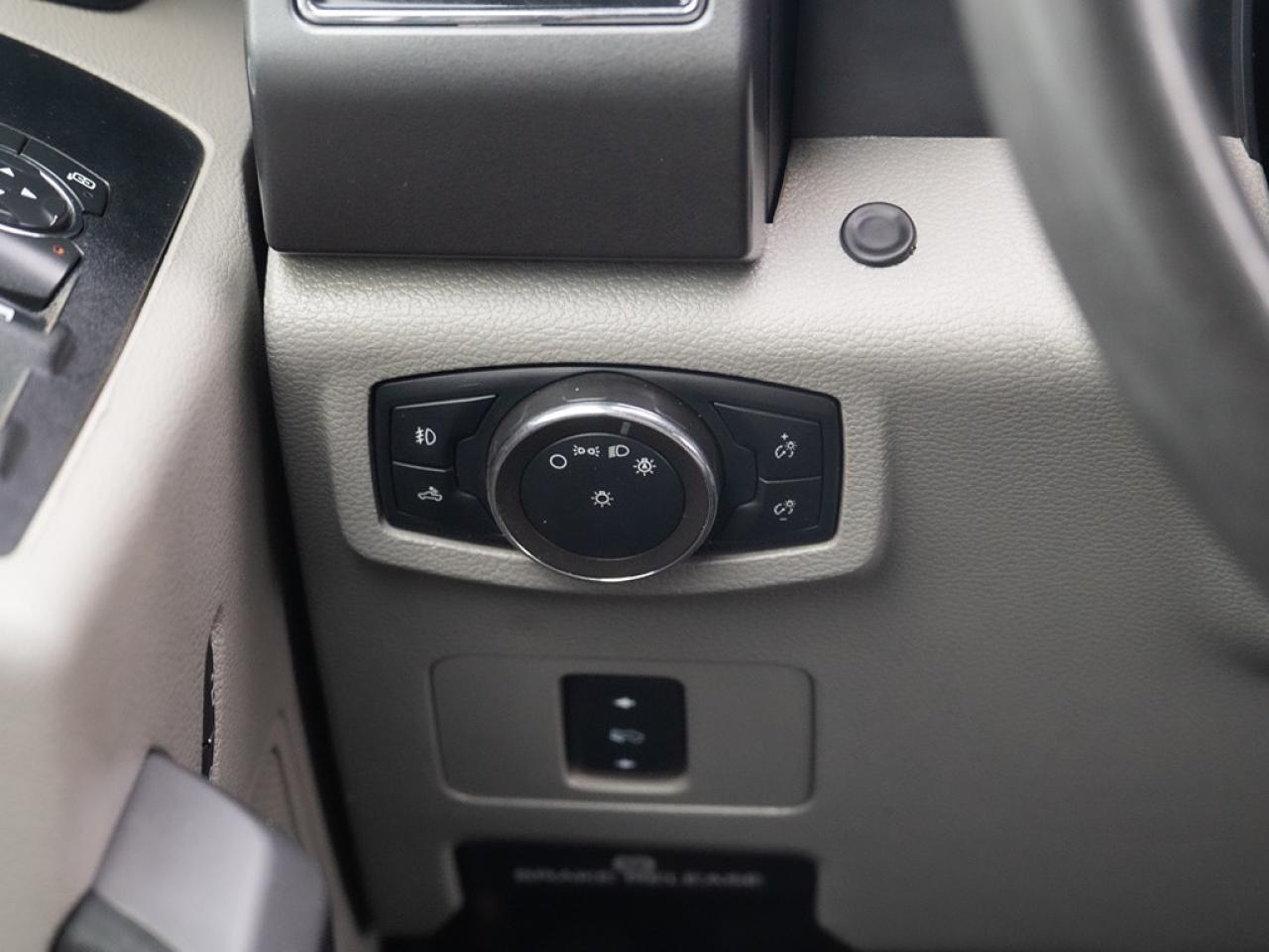 2020 Ford SUPER DUTY F-350 DRW XLT 4WD Crew Cab 8' Box Dually Photo11