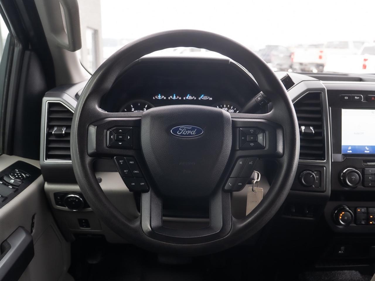 2020 Ford SUPER DUTY F-350 DRW XLT 4WD Crew Cab 8' Box Dually Photo32