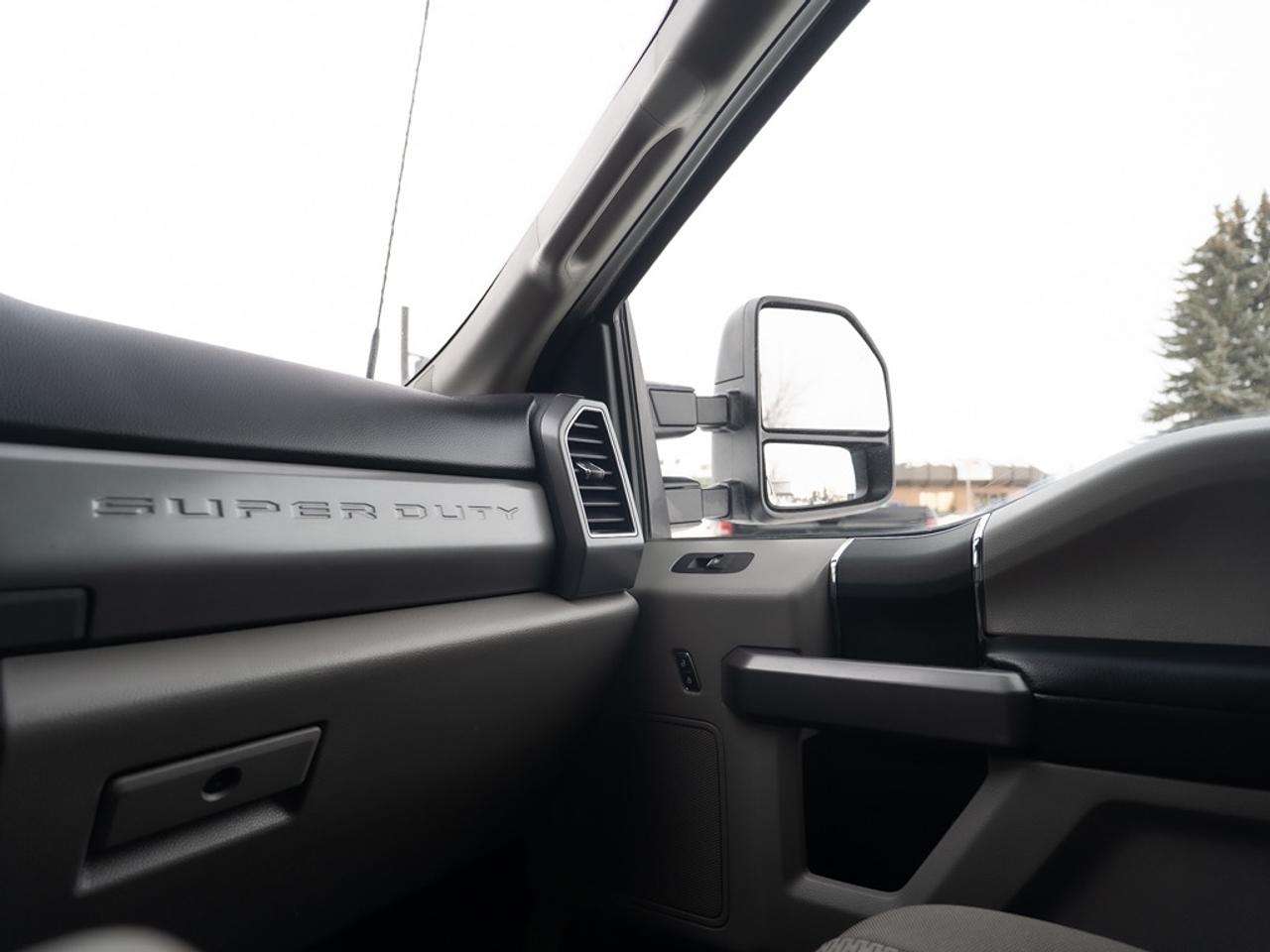 2020 Ford SUPER DUTY F-350 DRW XLT 4WD Crew Cab 8' Box Dually Photo14