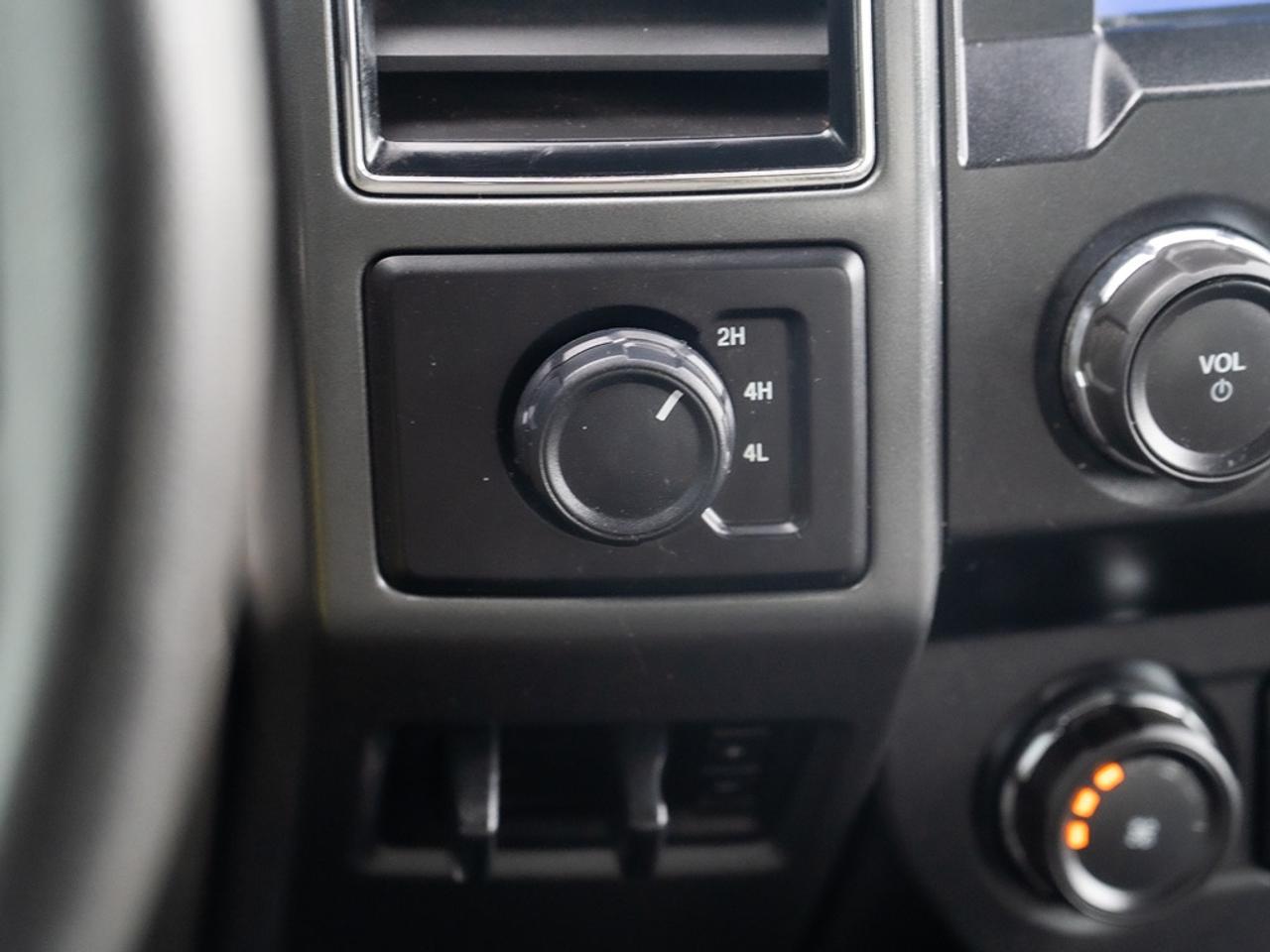 2020 Ford SUPER DUTY F-350 DRW XLT 4WD Crew Cab 8' Box Dually Photo34