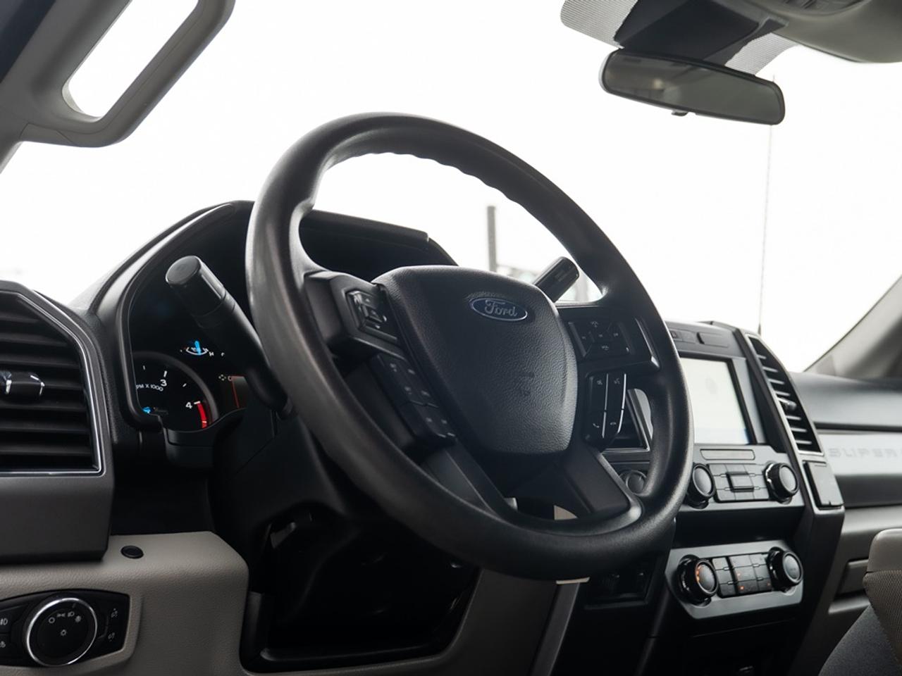 2020 Ford SUPER DUTY F-350 DRW XLT 4WD Crew Cab 8' Box Dually Photo13