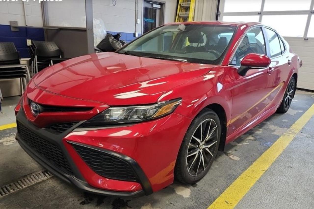 2023 Toyota Camry Hybrid SE | Sunroof | Heated Wheel + Seats | CarPlay + Android | Rear Camera | Power Seat & More ! Photo
