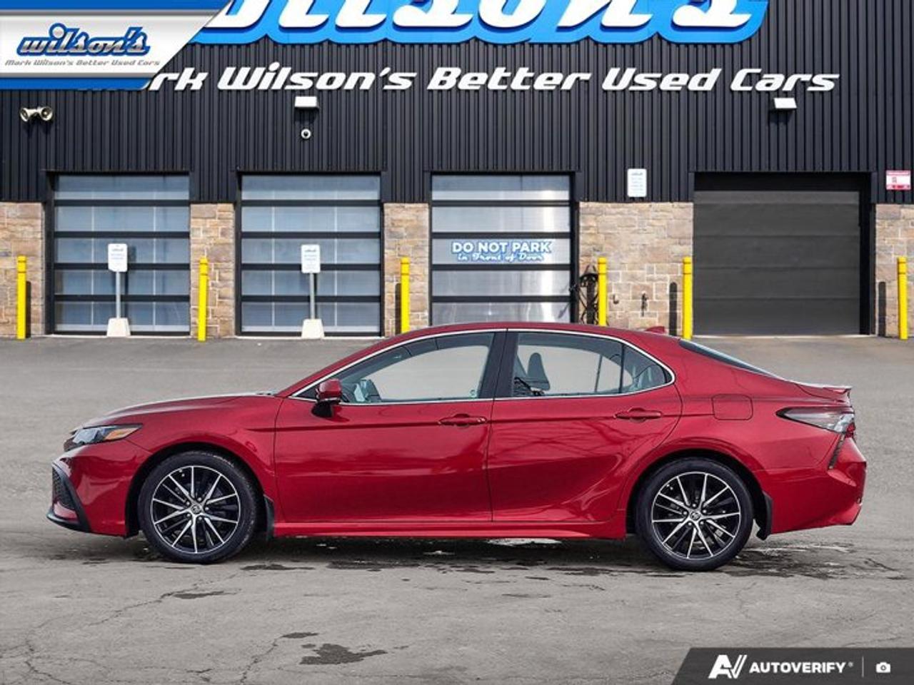 2023 Toyota Camry Hybrid SE | Sunroof | Heated Wheel + Seats | CarPlay + Android | Rear Camera | Power Seat & More ! Photo