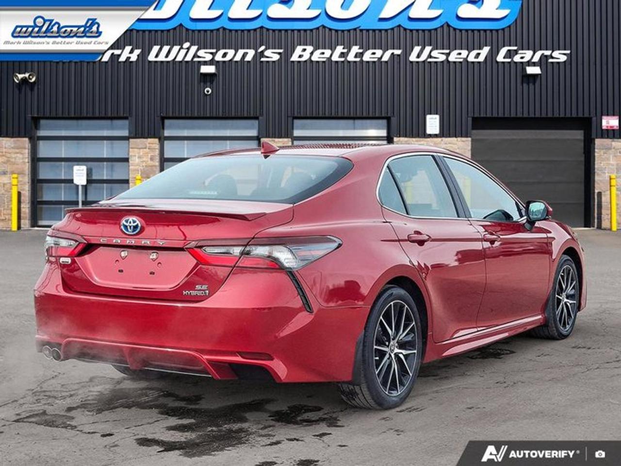 2023 Toyota Camry Hybrid SE | Sunroof | Heated Wheel + Seats | CarPlay + Android | Rear Camera | Power Seat & More ! Photo4