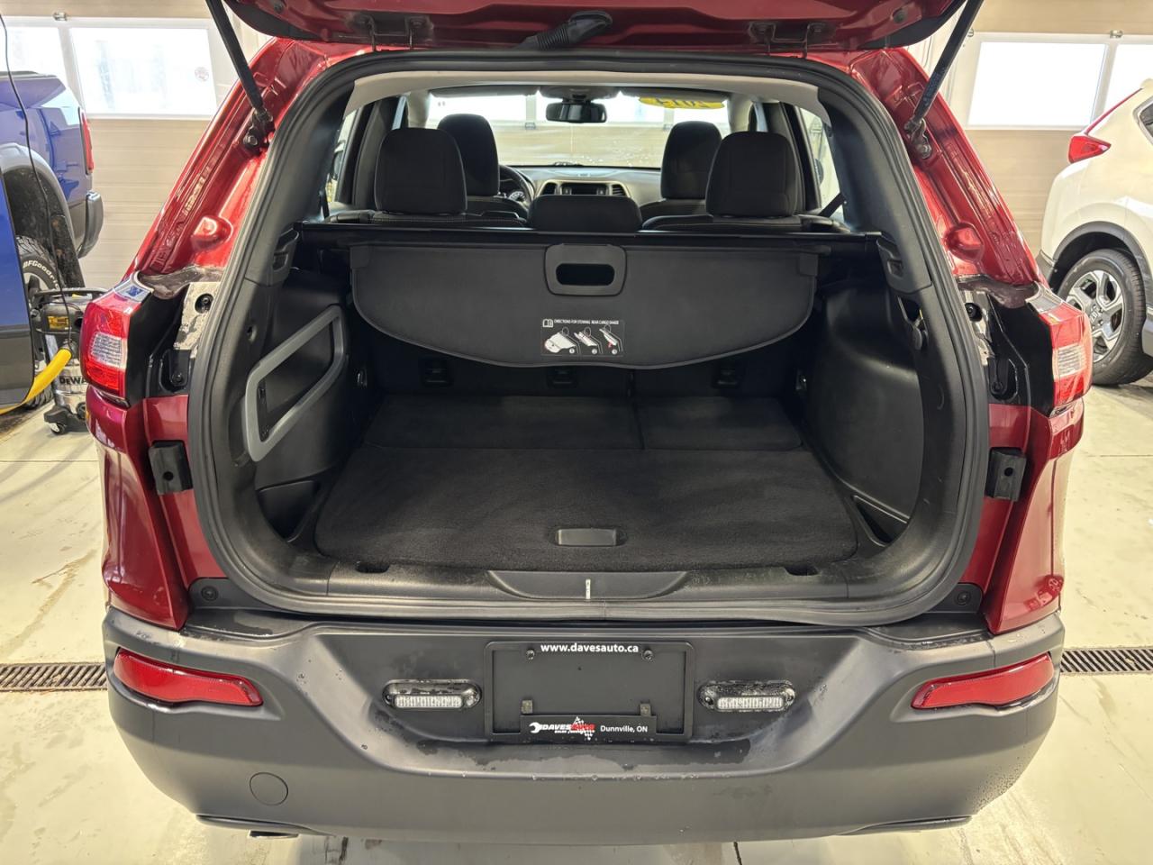 2014 Jeep Cherokee SPORT 4WD Photo