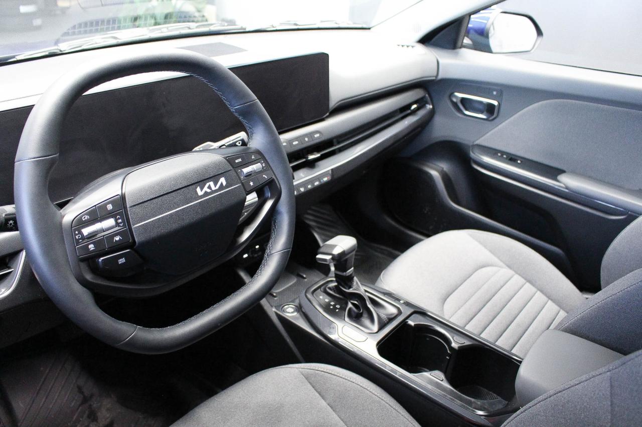 2025 Kia K4 EX HEATED SEATS/HEATED STEERING WHEEL - APPLE CARPLAY AND ANDROID AUTO - CLOTH UPHOLSTERY Photo