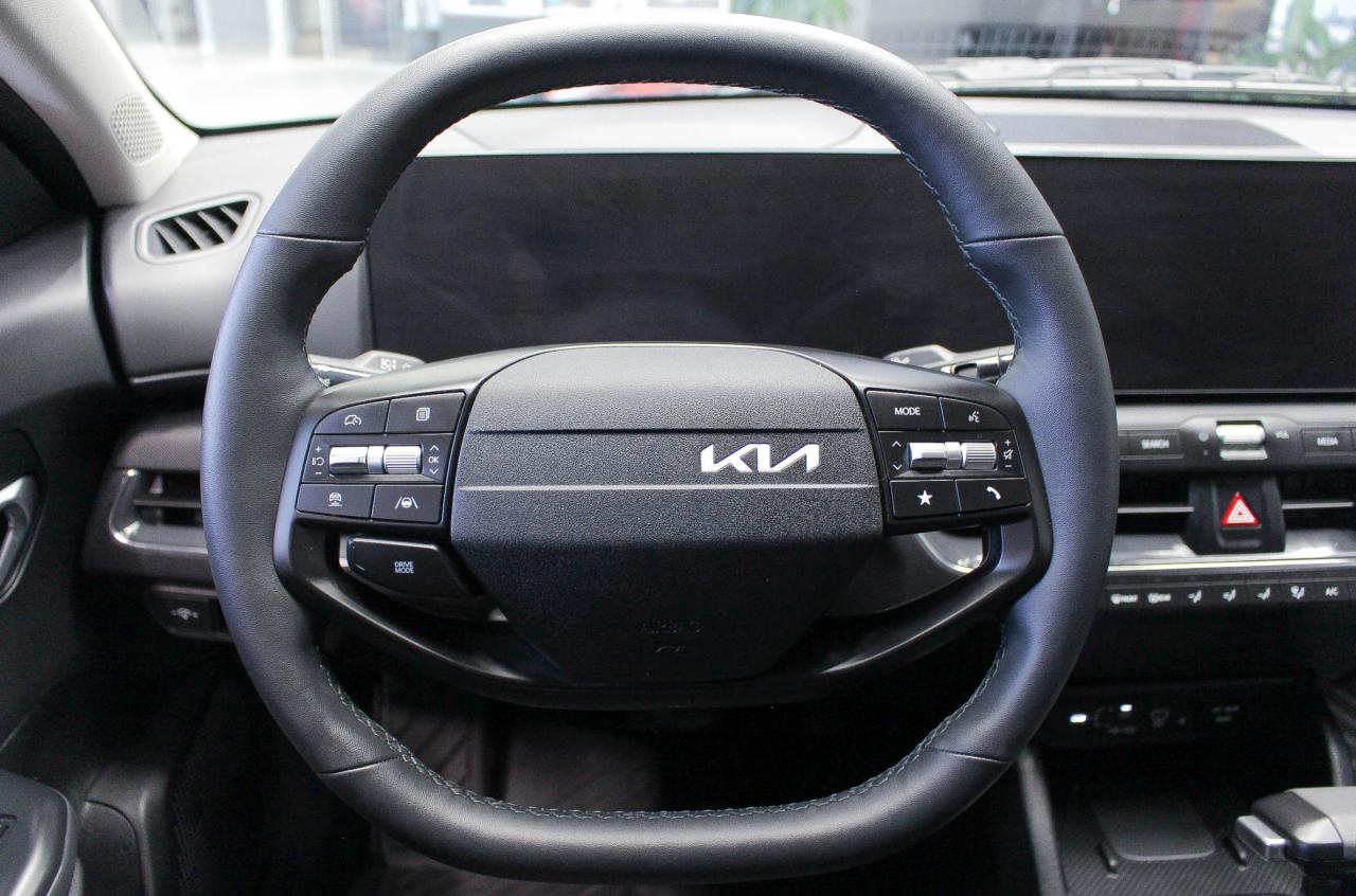 2025 Kia K4 EX HEATED SEATS/HEATED STEERING WHEEL - APPLE CARPLAY AND ANDROID AUTO - CLOTH UPHOLSTERY Photo