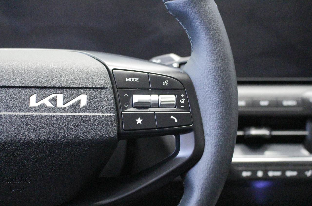 2025 Kia K4 EX HEATED SEATS/HEATED STEERING WHEEL - APPLE CARPLAY AND ANDROID AUTO - CLOTH UPHOLSTERY Photo