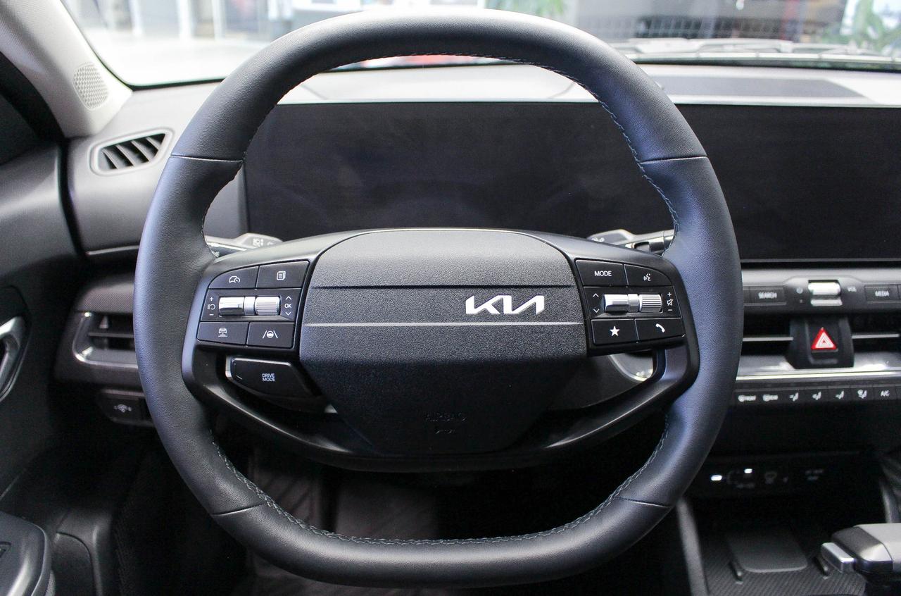2025 Kia K4 EX HEATED SEATS/HEATED STEERING WHEEL - APPLE CARPLAY AND ANDROID AUTO - CLOTH UPHOLSTERY Photo