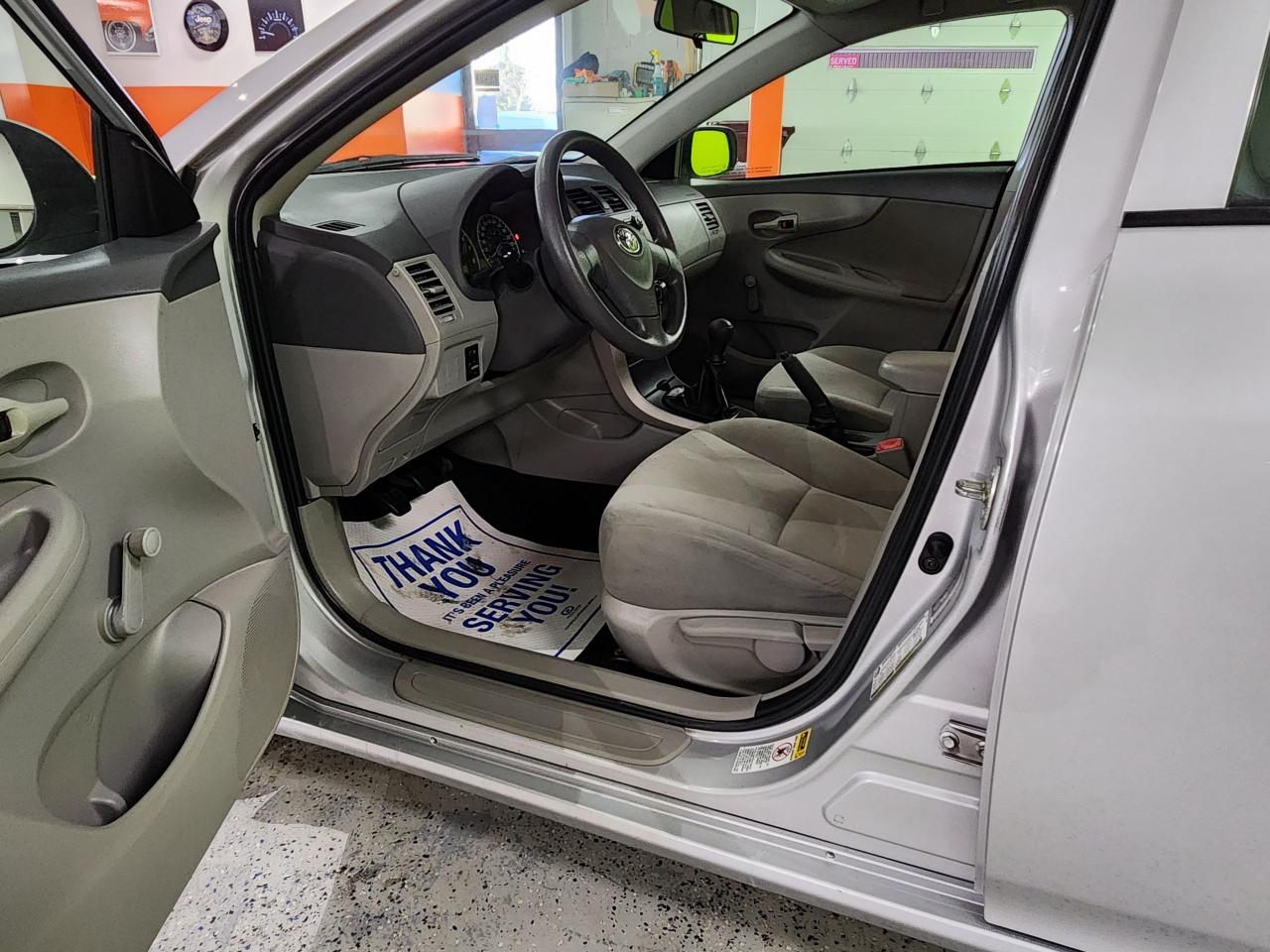 2010 Toyota Corolla CE NO ACCIDENTS SUPER CLEAN SAVE ON FUEL Photo