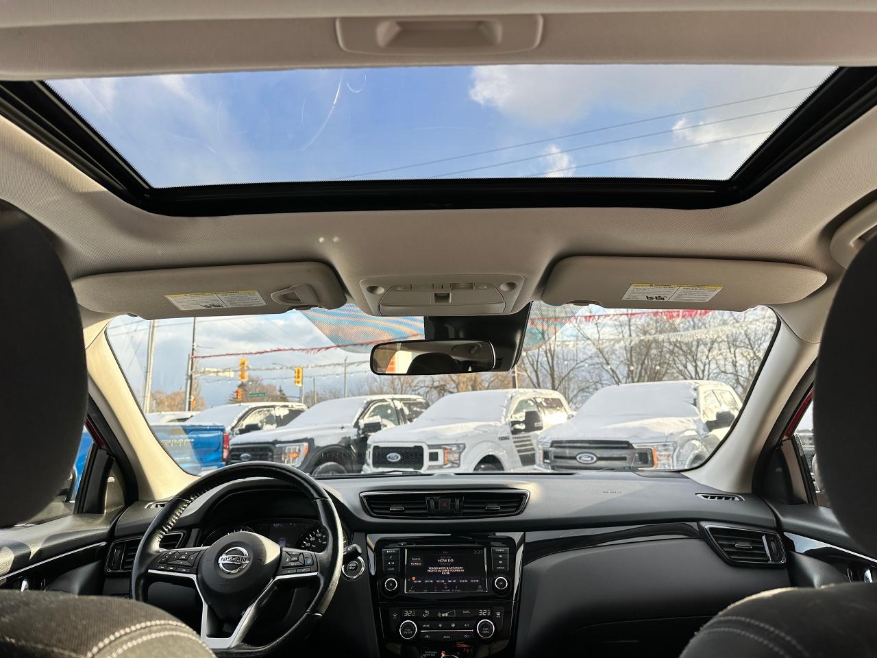 2021 Nissan Qashqai SV FWD Sunroof Heated Cloth BackupCam A/C XM Alloy Photo