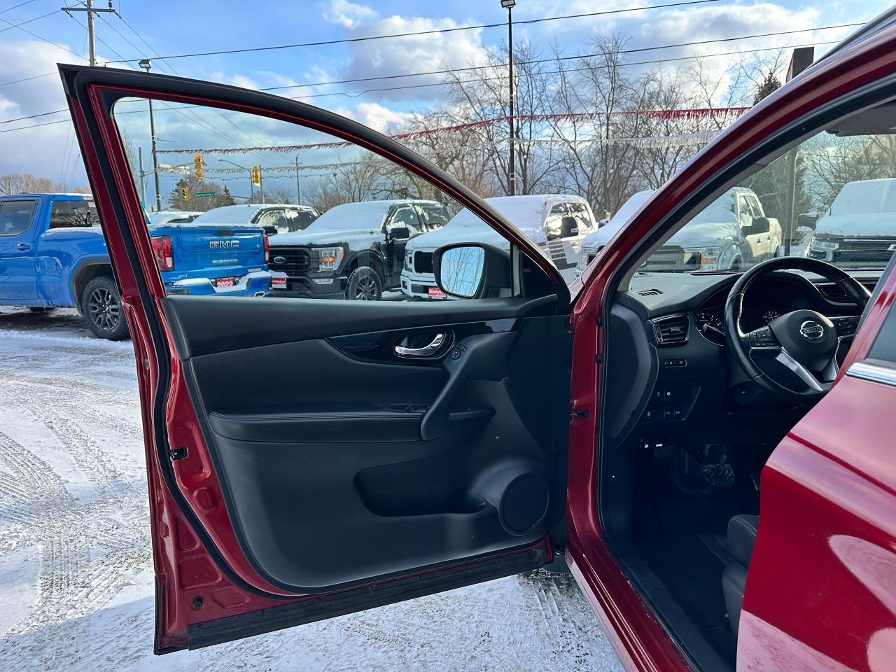 2021 Nissan Qashqai SV FWD Sunroof Heated Cloth BackupCam A/C XM Alloy Photo