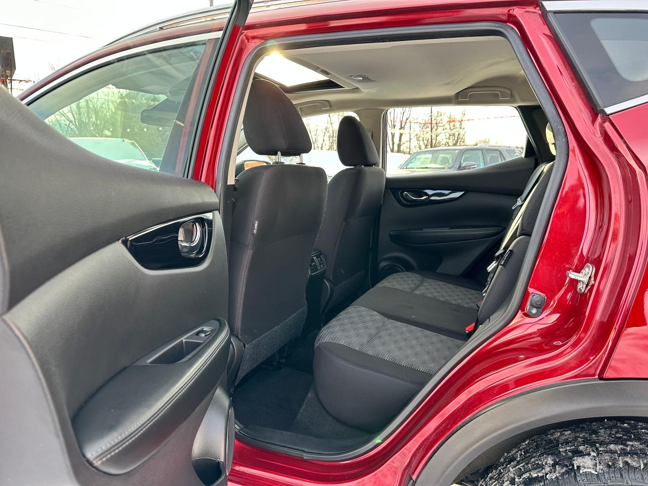 2021 Nissan Qashqai SV FWD Sunroof Heated Cloth BackupCam A/C XM Alloy Photo