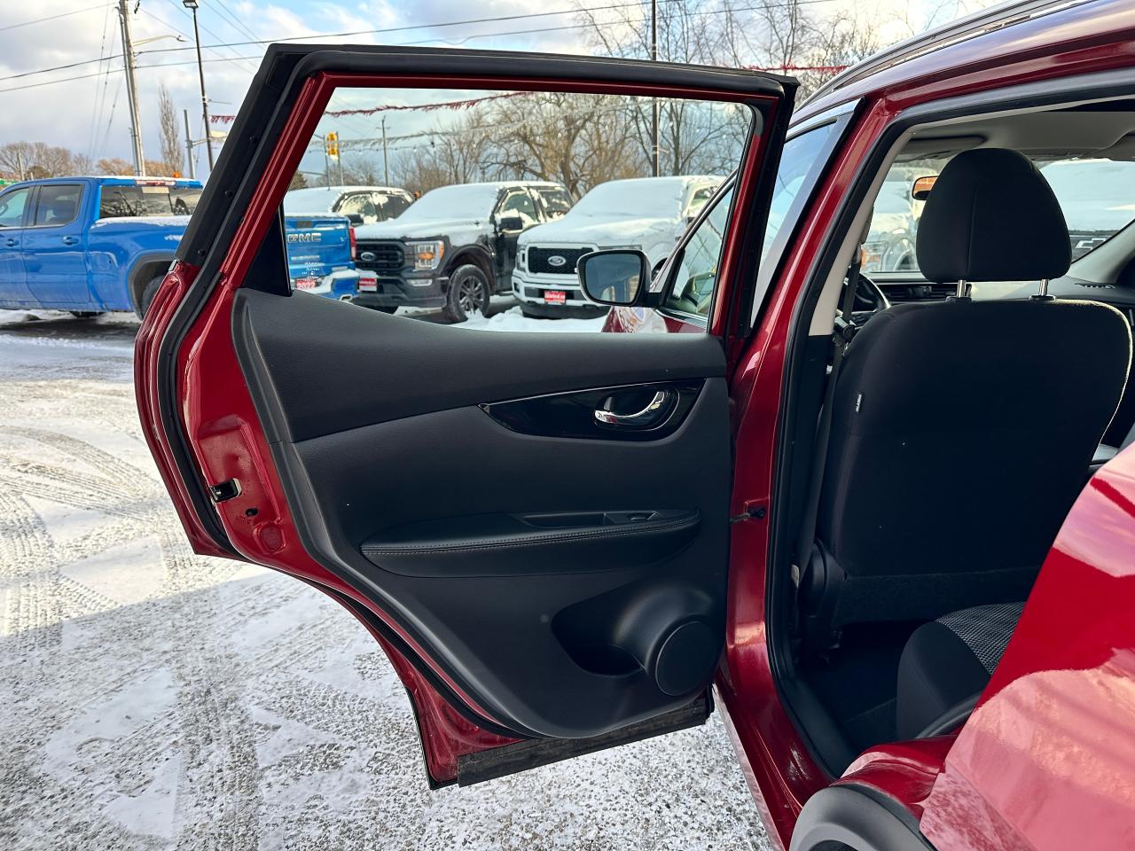 2021 Nissan Qashqai SV FWD Sunroof Heated Cloth BackupCam A/C XM Alloy Photo