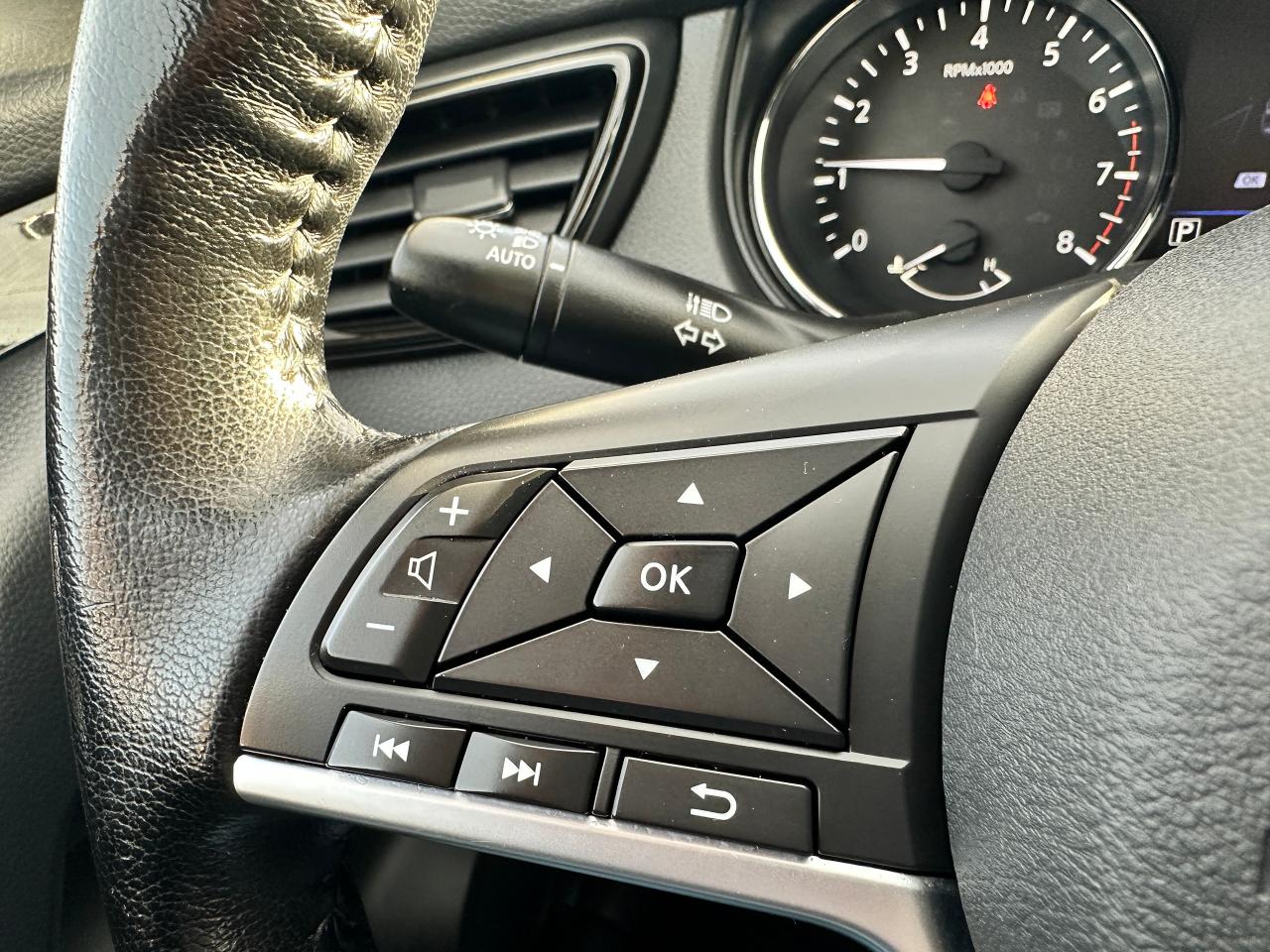 2021 Nissan Qashqai SV FWD Sunroof Heated Cloth BackupCam A/C XM Alloy Photo