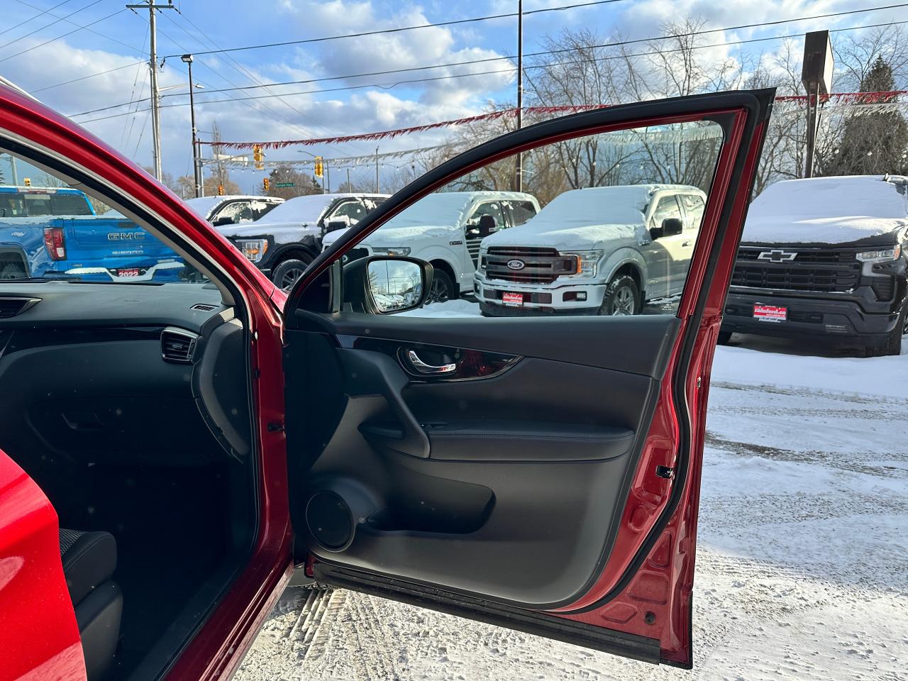 2021 Nissan Qashqai SV FWD Sunroof Heated Cloth BackupCam A/C XM Alloy Photo