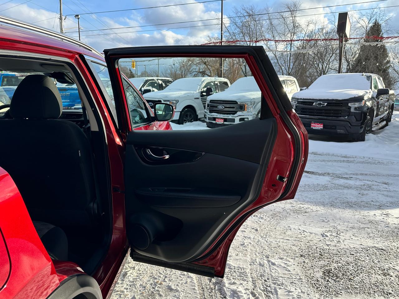 2021 Nissan Qashqai SV FWD Sunroof Heated Cloth BackupCam A/C XM Alloy Photo