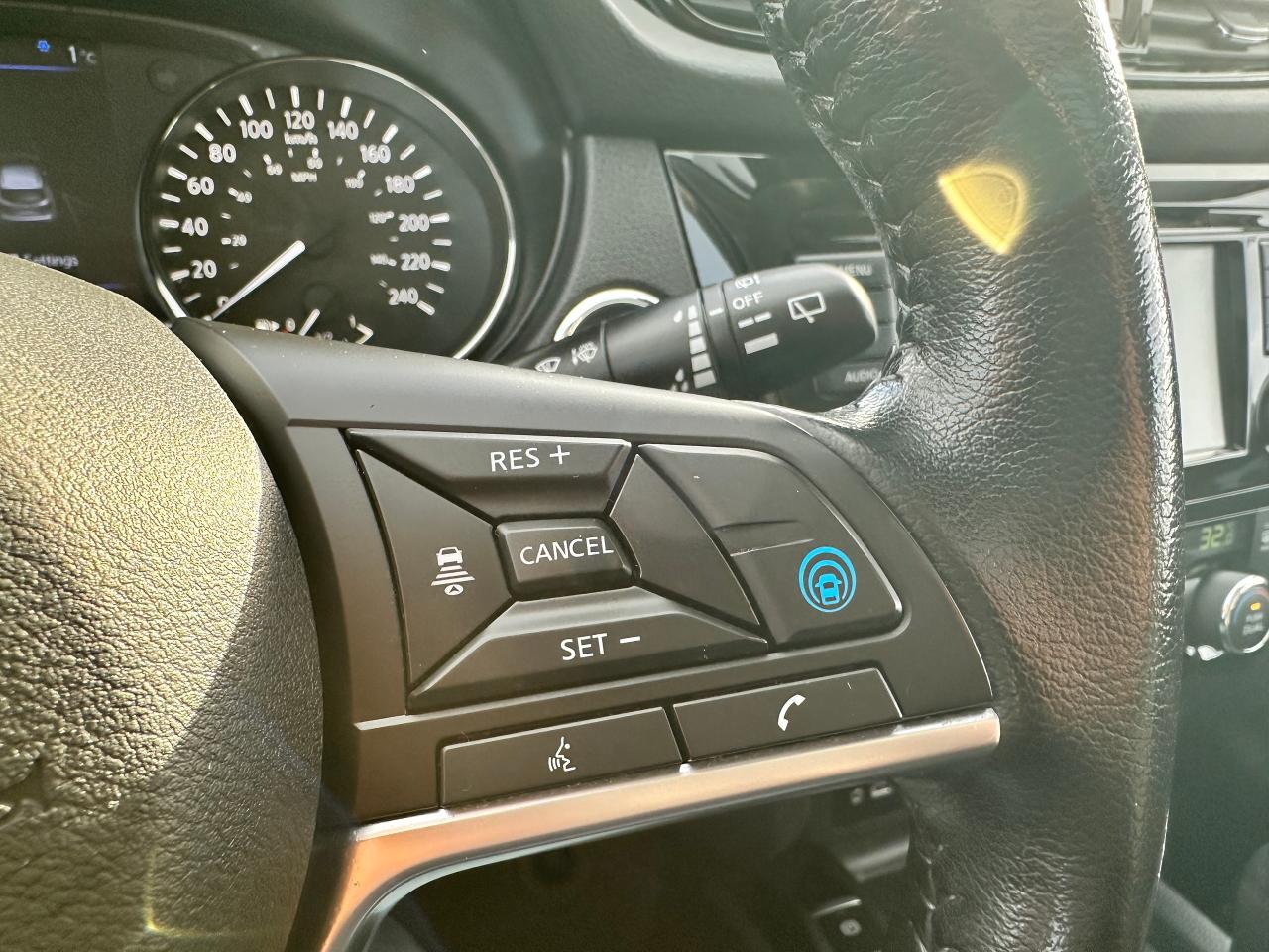 2021 Nissan Qashqai SV FWD Sunroof Heated Cloth BackupCam A/C XM Alloy Photo