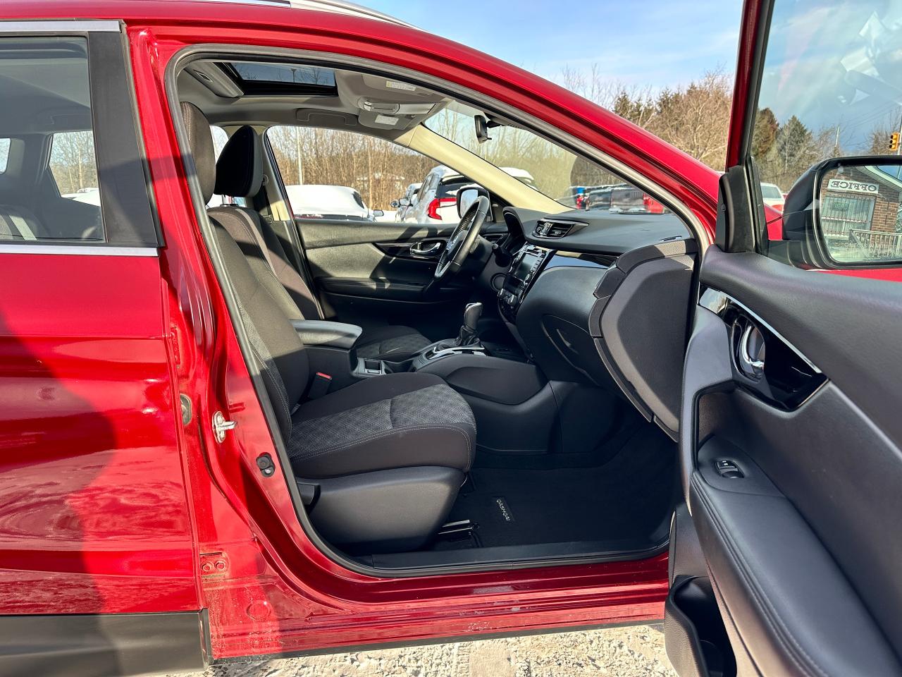 2021 Nissan Qashqai SV FWD Sunroof Heated Cloth BackupCam A/C XM Alloy Photo