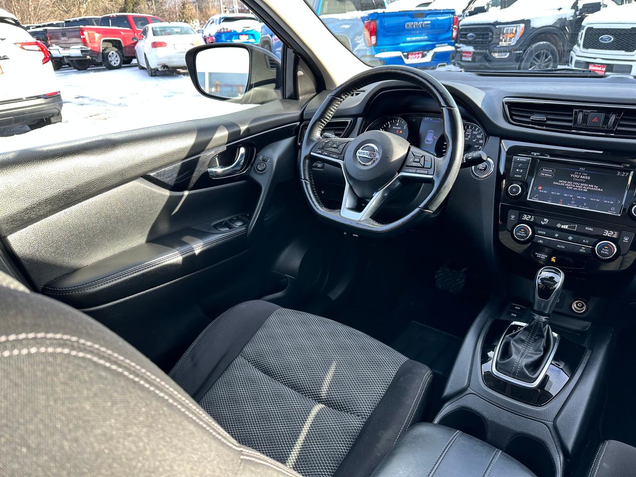 2021 Nissan Qashqai SV FWD Sunroof Heated Cloth BackupCam A/C XM Alloy Photo