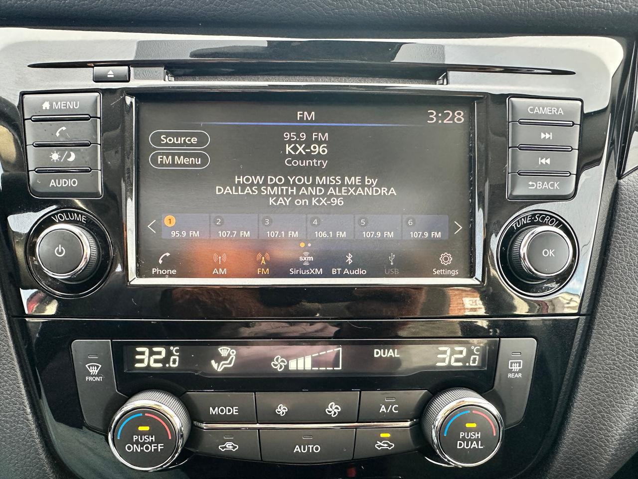 2021 Nissan Qashqai SV FWD Sunroof Heated Cloth BackupCam A/C XM Alloy Photo