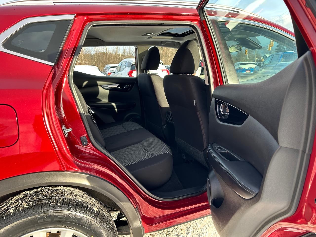 2021 Nissan Qashqai SV FWD Sunroof Heated Cloth BackupCam A/C XM Alloy Photo