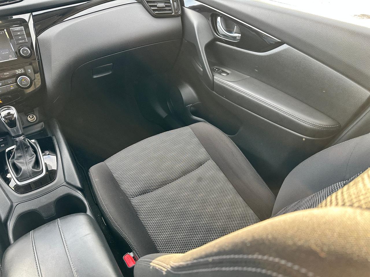 2021 Nissan Qashqai SV FWD Sunroof Heated Cloth BackupCam A/C XM Alloy Photo