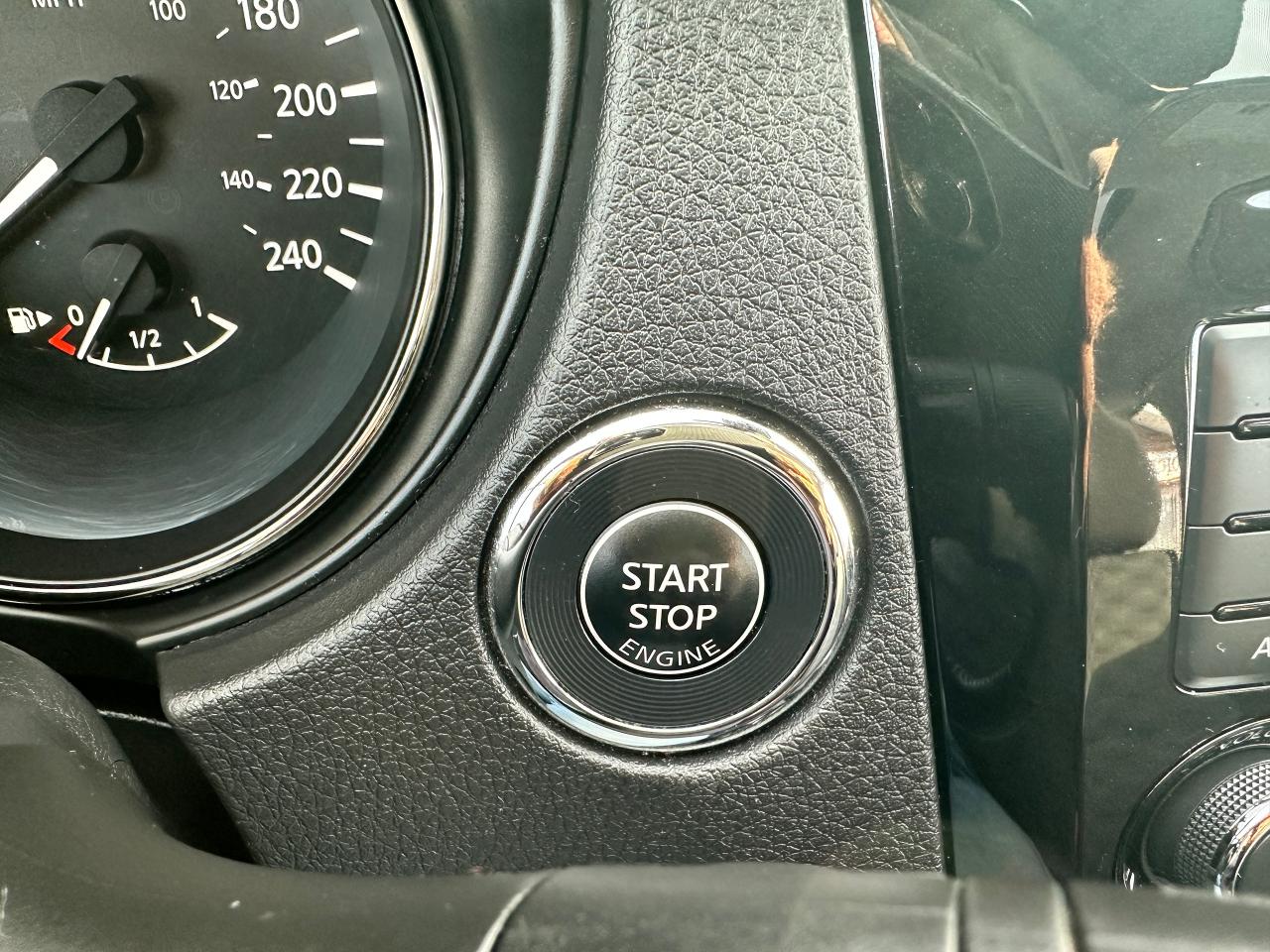 2021 Nissan Qashqai SV FWD Sunroof Heated Cloth BackupCam A/C XM Alloy Photo