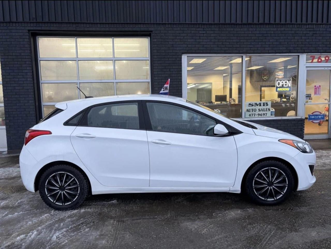 2016 Hyundai Elantra GT A/T - Photo #2