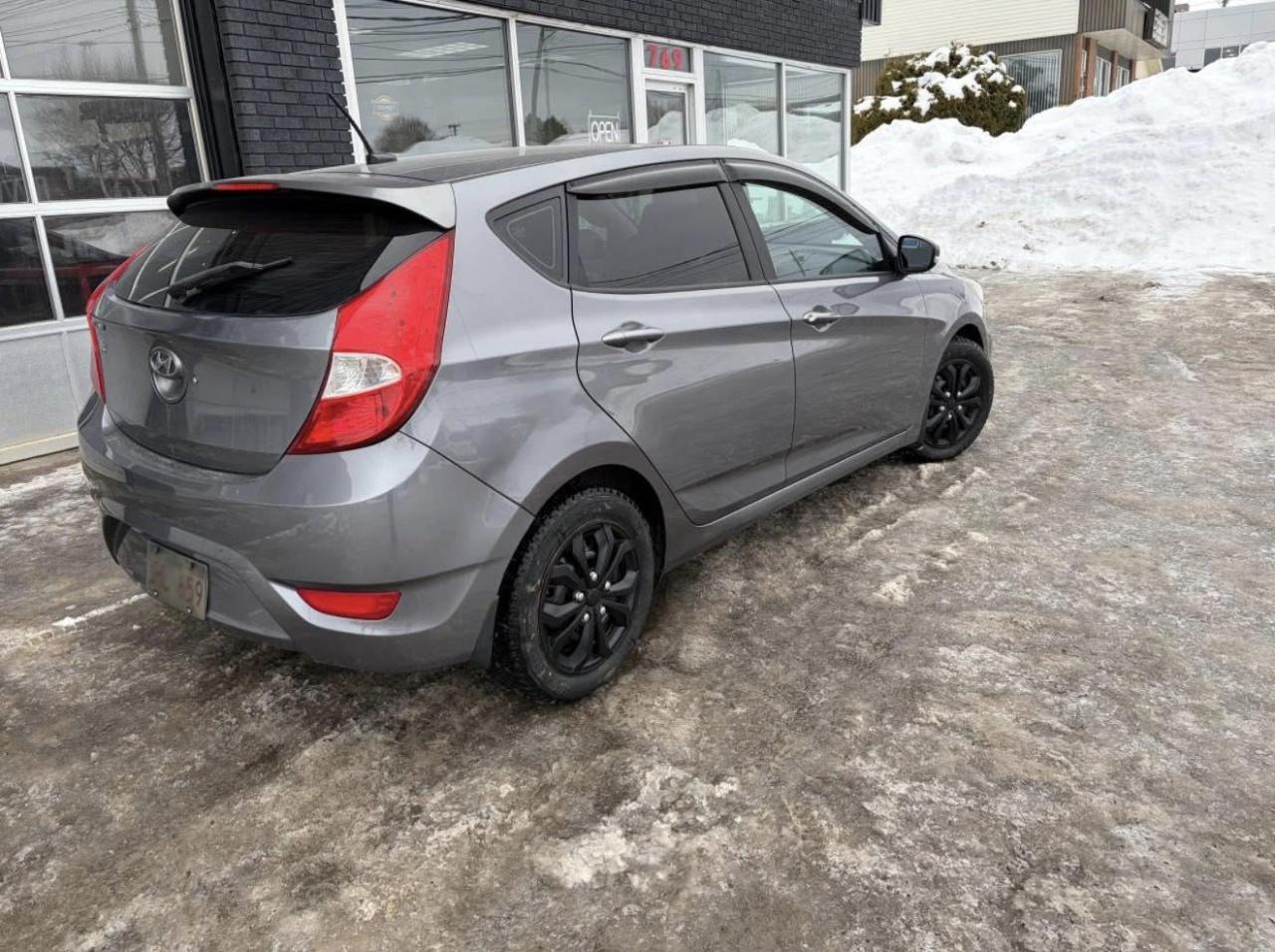 2014 Hyundai Accent SE 5-Door - Photo #3