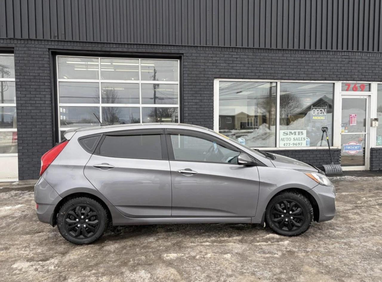 2014 Hyundai Accent SE 5-Door - Photo #2