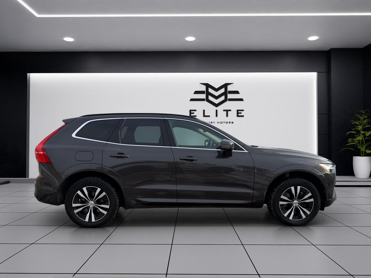 2023 Volvo XC60 B6 AWD CORE - Blind Spot Monitor - Reverse Camera !!! Photo