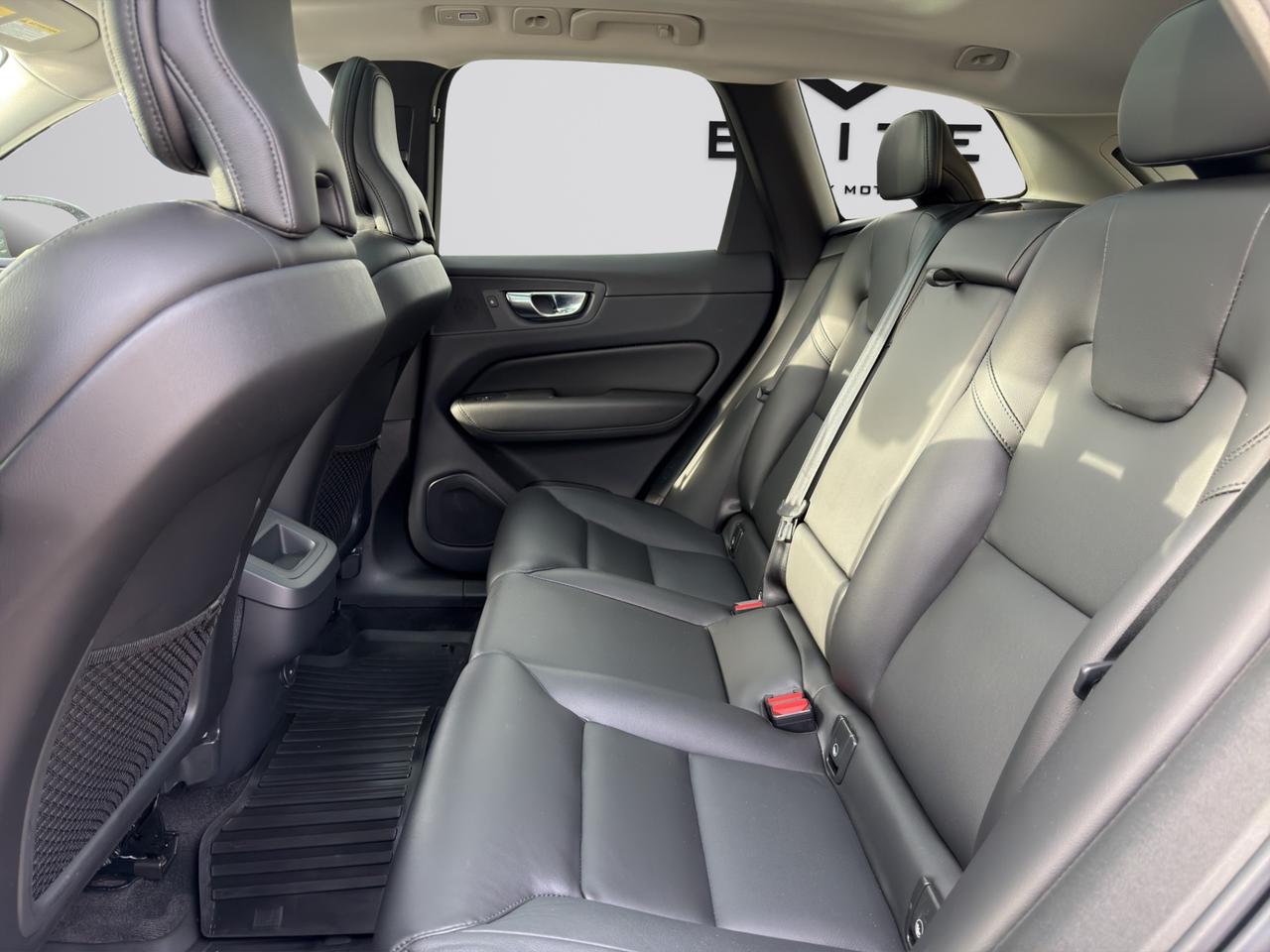 2023 Volvo XC60 B6 AWD CORE - Blind Spot Monitor - Reverse Camera !!! Photo