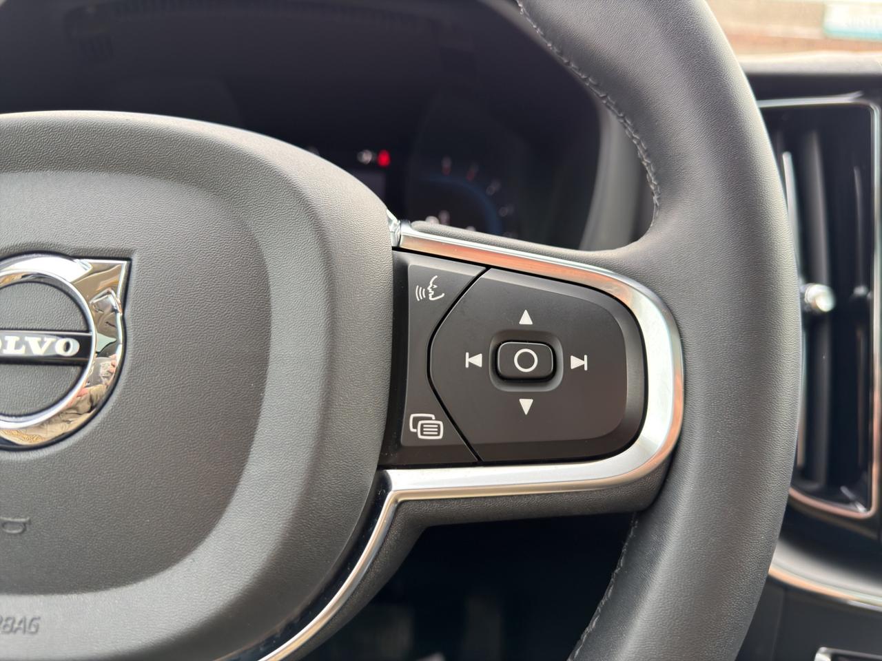 2023 Volvo XC60 B6 AWD CORE - Blind Spot Monitor - Reverse Camera !!! Photo