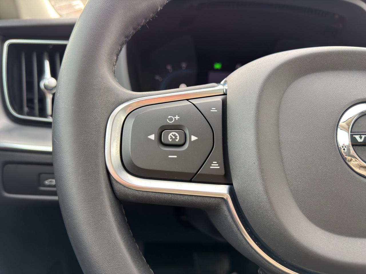 2023 Volvo XC60 B6 AWD CORE - Blind Spot Monitor - Reverse Camera !!! Photo