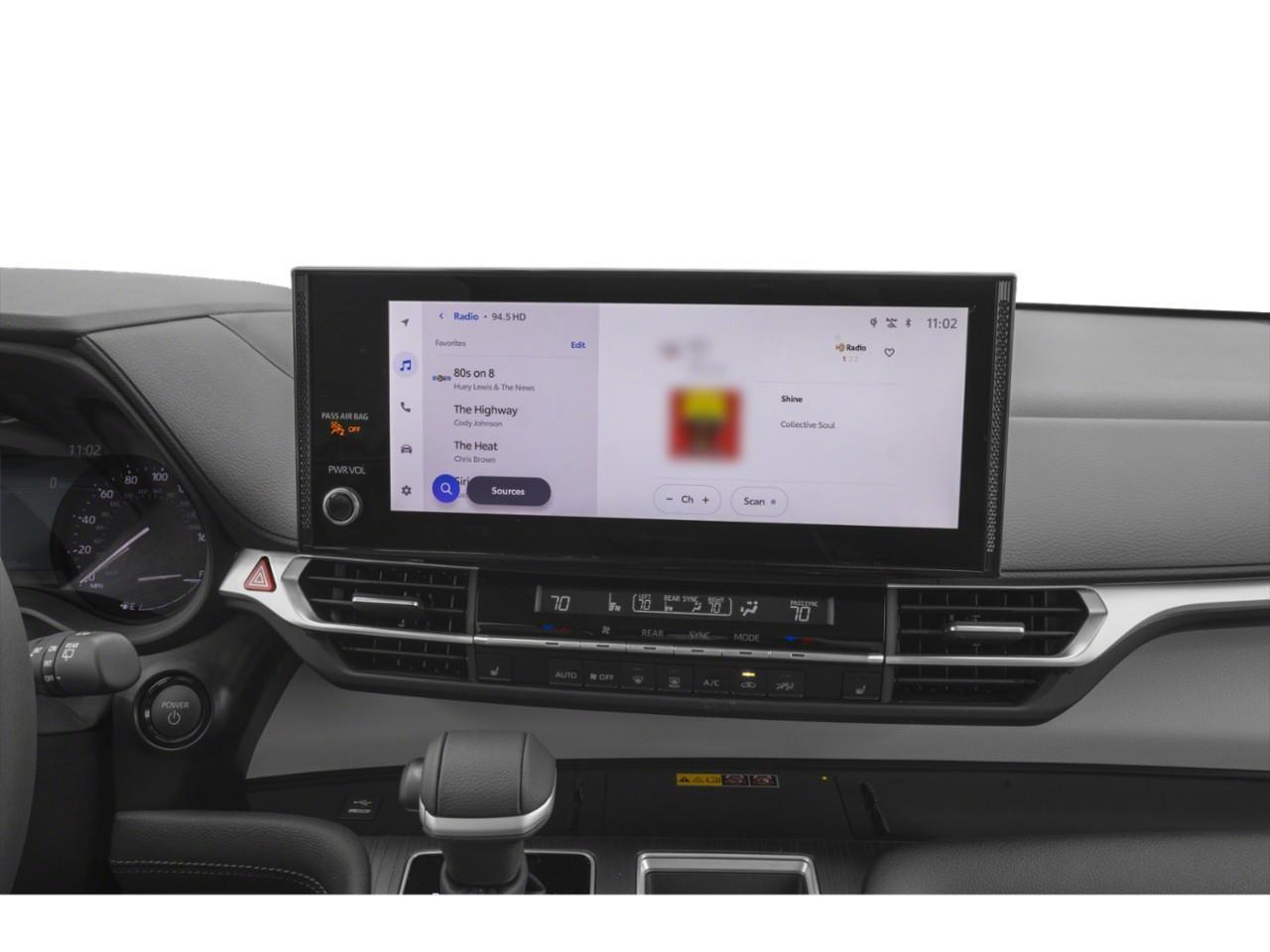 2025 Toyota Sienna XLE 8-Passenger Photo