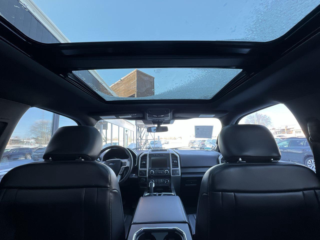 2018 Ford F-150 Lariat 4X4, HEATED STEERING WHEEL, HEATED LEATHER SEATS, MOONROOF, NAV, BACK UP CAM, POWER LIFTGATE!! Photo