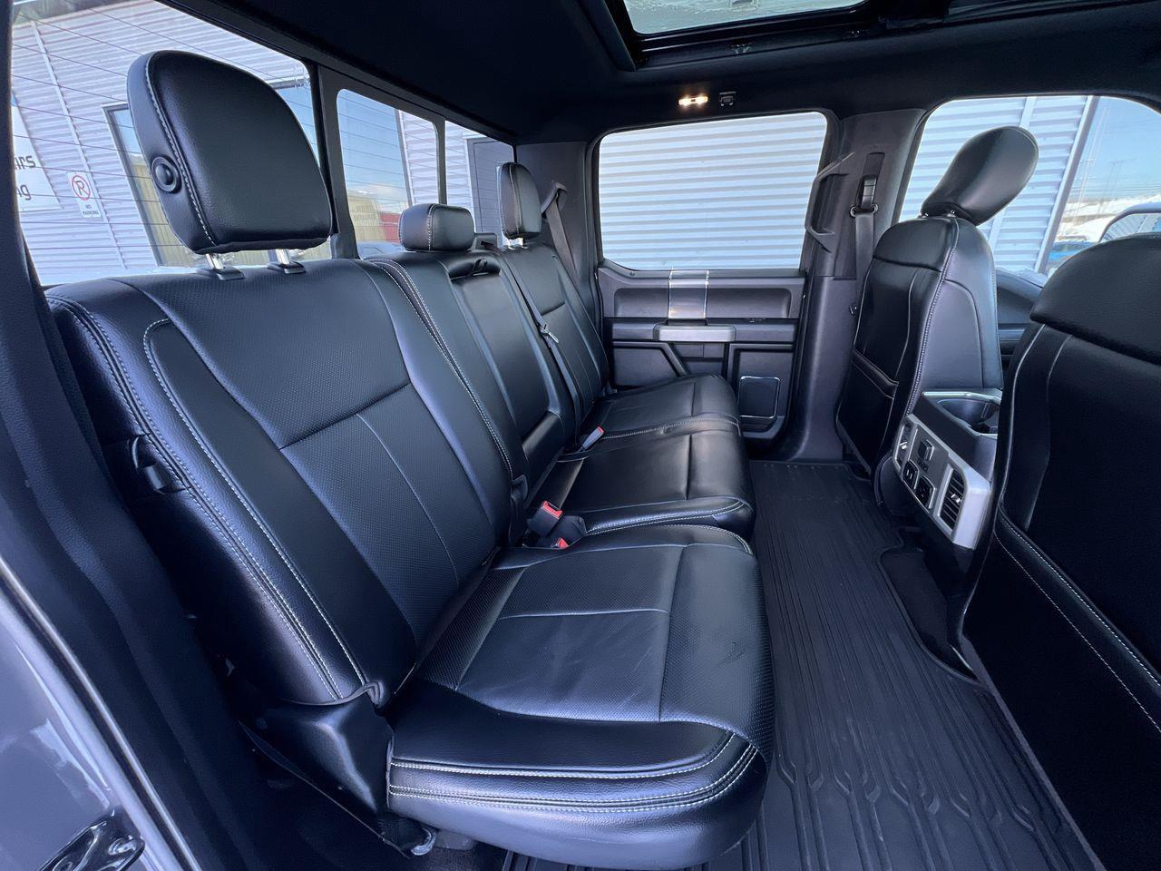 2018 Ford F-150 Lariat 4X4, HEATED STEERING WHEEL, HEATED LEATHER SEATS, MOONROOF, NAV, BACK UP CAM, POWER LIFTGATE!! Photo