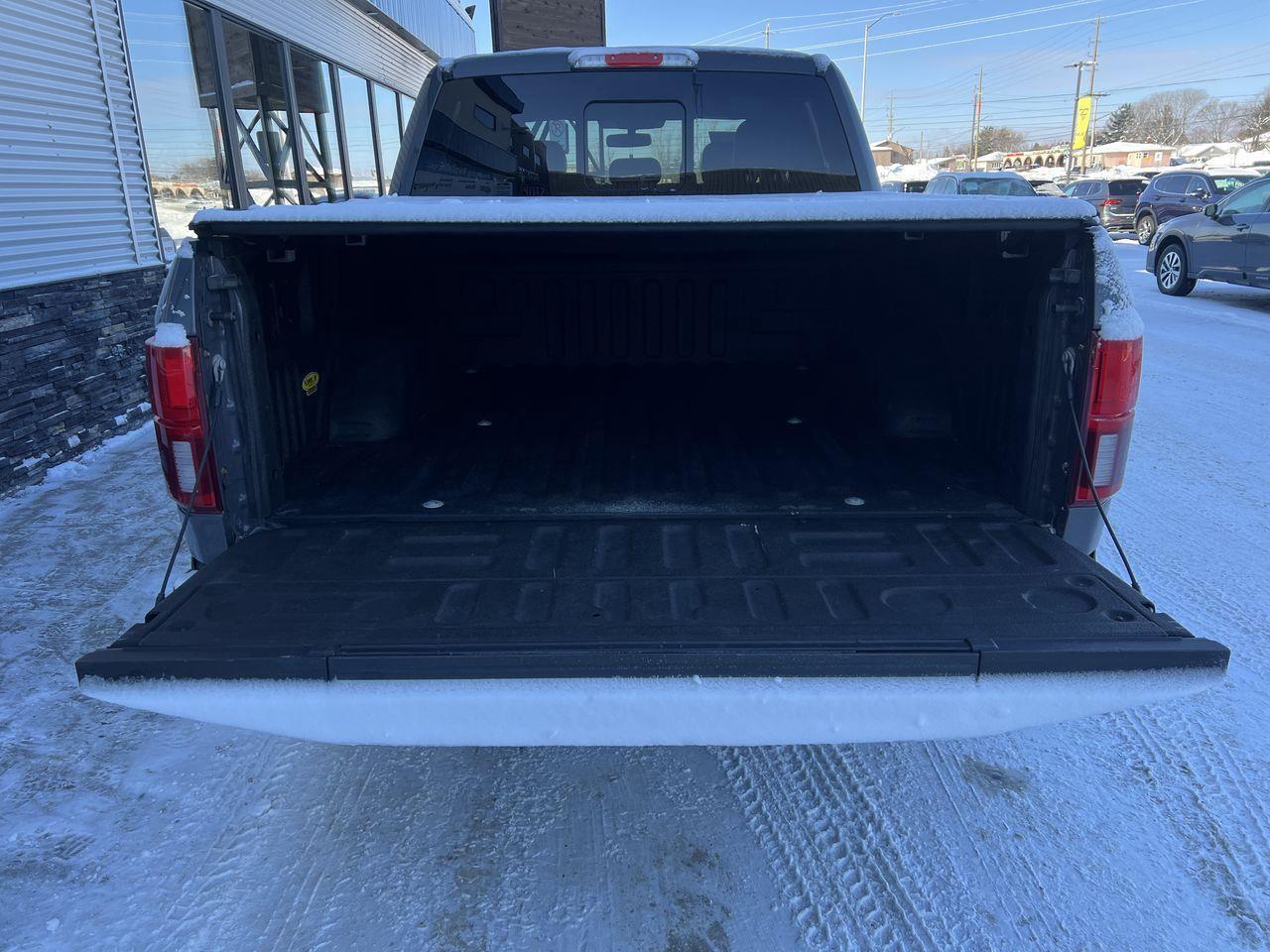 2018 Ford F-150 Lariat 4X4, HEATED STEERING WHEEL, HEATED LEATHER SEATS, MOONROOF, NAV, BACK UP CAM, POWER LIFTGATE!! Photo