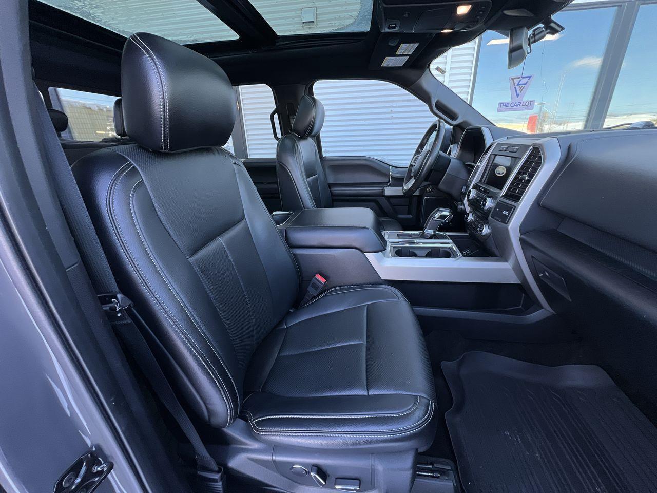 2018 Ford F-150 Lariat 4X4, HEATED STEERING WHEEL, HEATED LEATHER SEATS, MOONROOF, NAV, BACK UP CAM, POWER LIFTGATE!! Photo