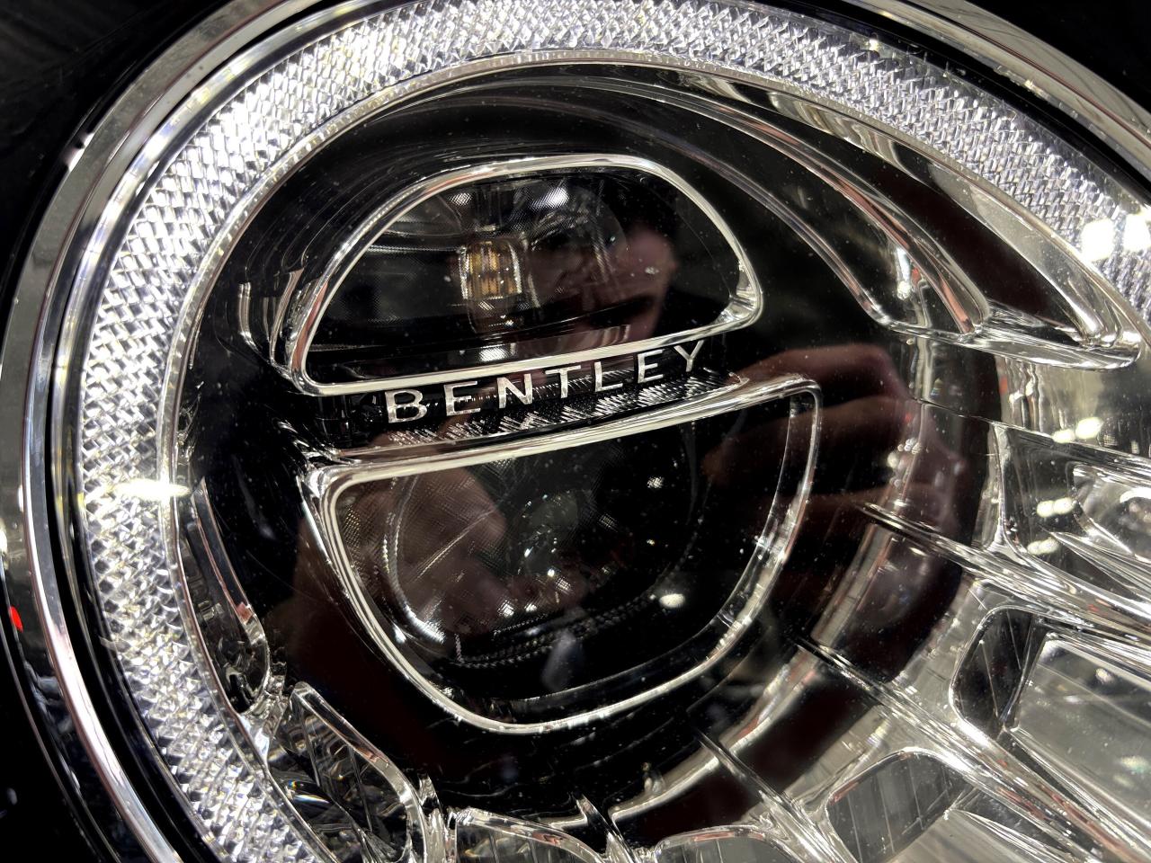 2017 Bentley Bentayga W12|AWD|NAV|MASSAGE|NIGHTVISION|REDLEATHER|HUD|360 Photo2