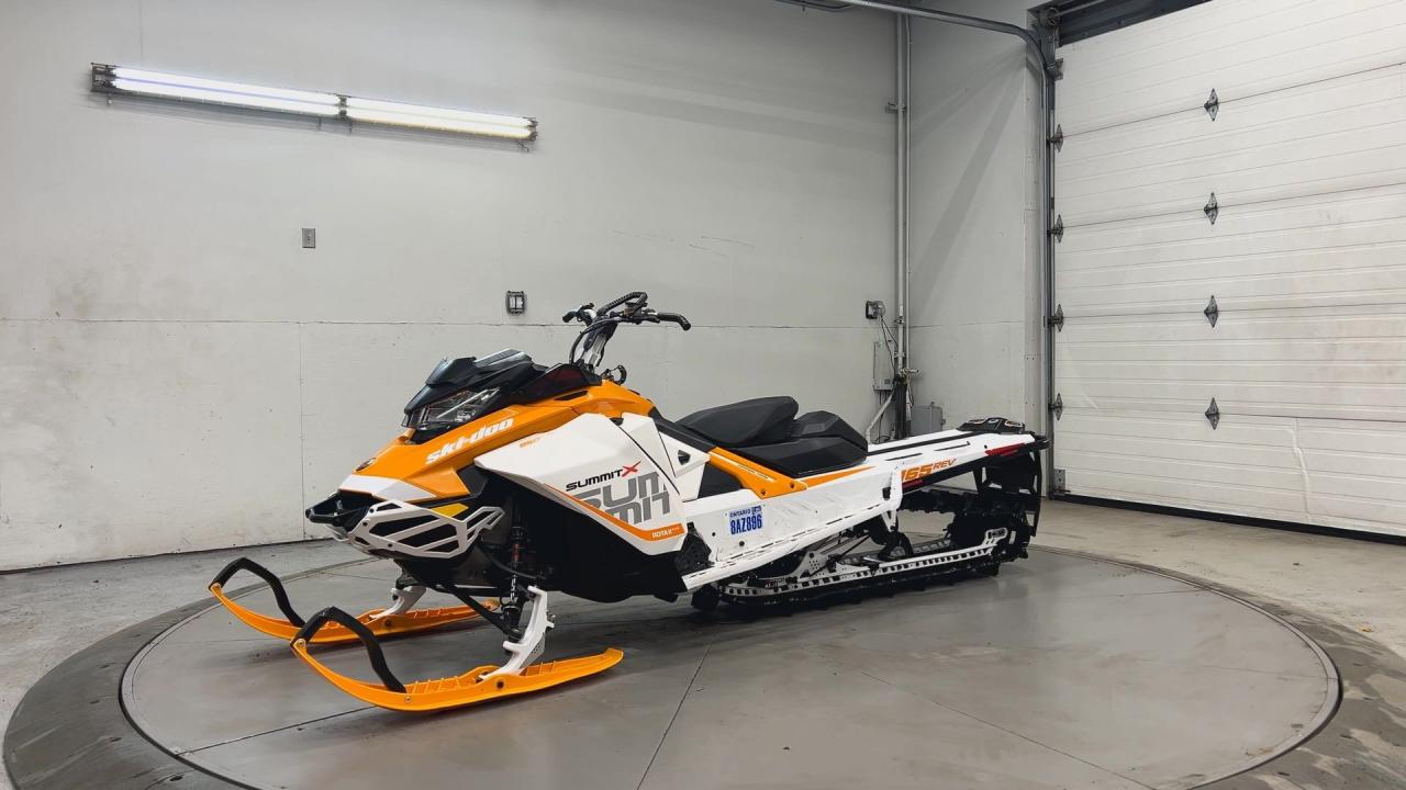 2017 Ski-Doo Summit X HEATED GRIPS |RAS SUSPENSION |BREMBO |165IN TRACK Photo