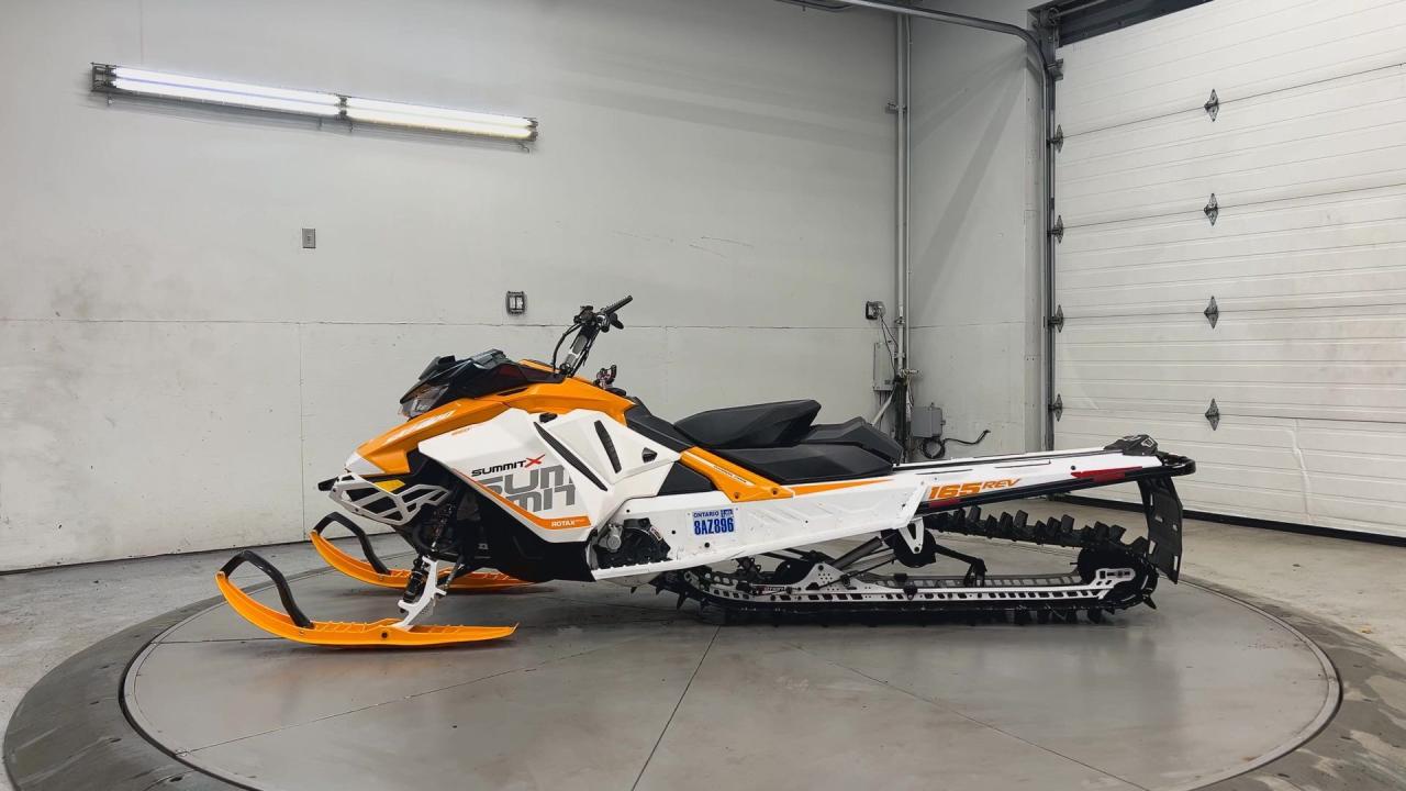 2017 Ski-Doo Summit X HEATED GRIPS |RAS SUSPENSION |BREMBO |165IN TRACK Photo