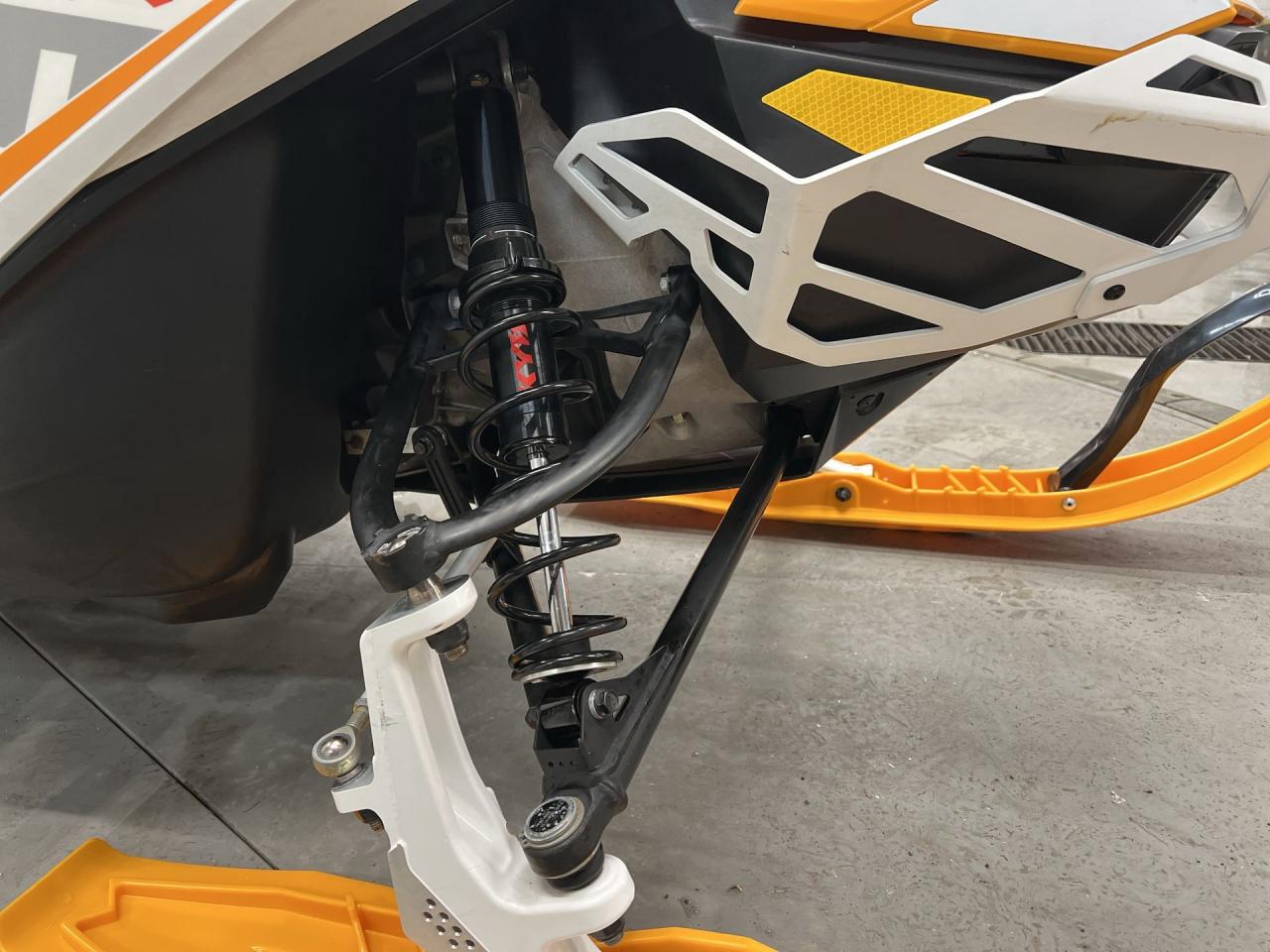 2017 Ski-Doo Summit X HEATED GRIPS |RAS SUSPENSION |BREMBO |165IN TRACK Photo