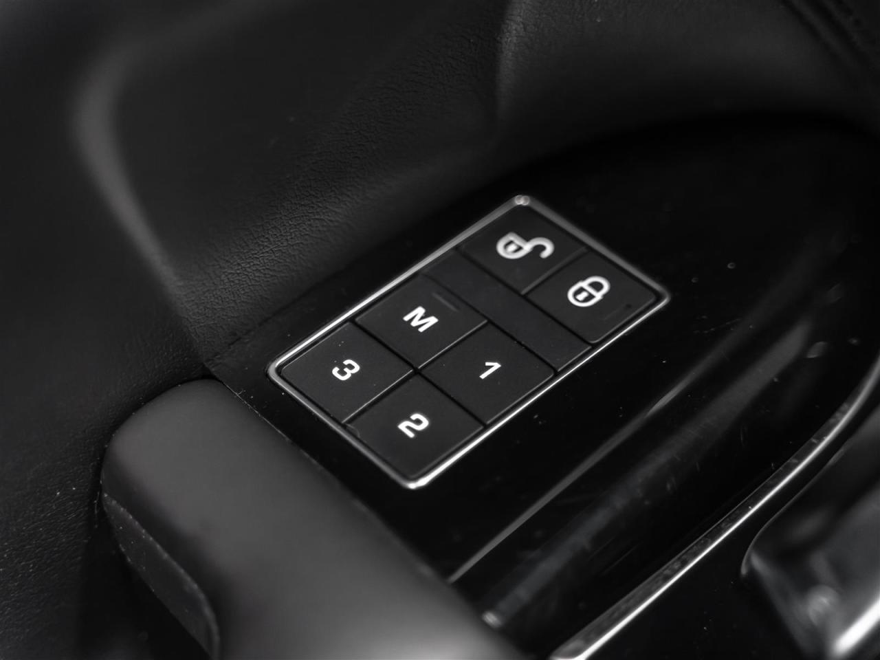 2017 Land Rover Range Rover SC|V8 SUPERCHARGED|LOW KM'S|PARK ASSIST|ACCIDENT FREE Photo