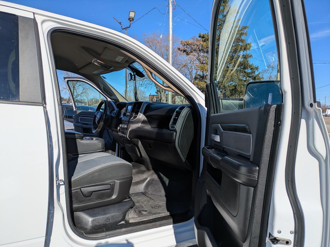 2019 RAM 3500 Big Horn 4x4 Crew Cab 8' Box Photo
